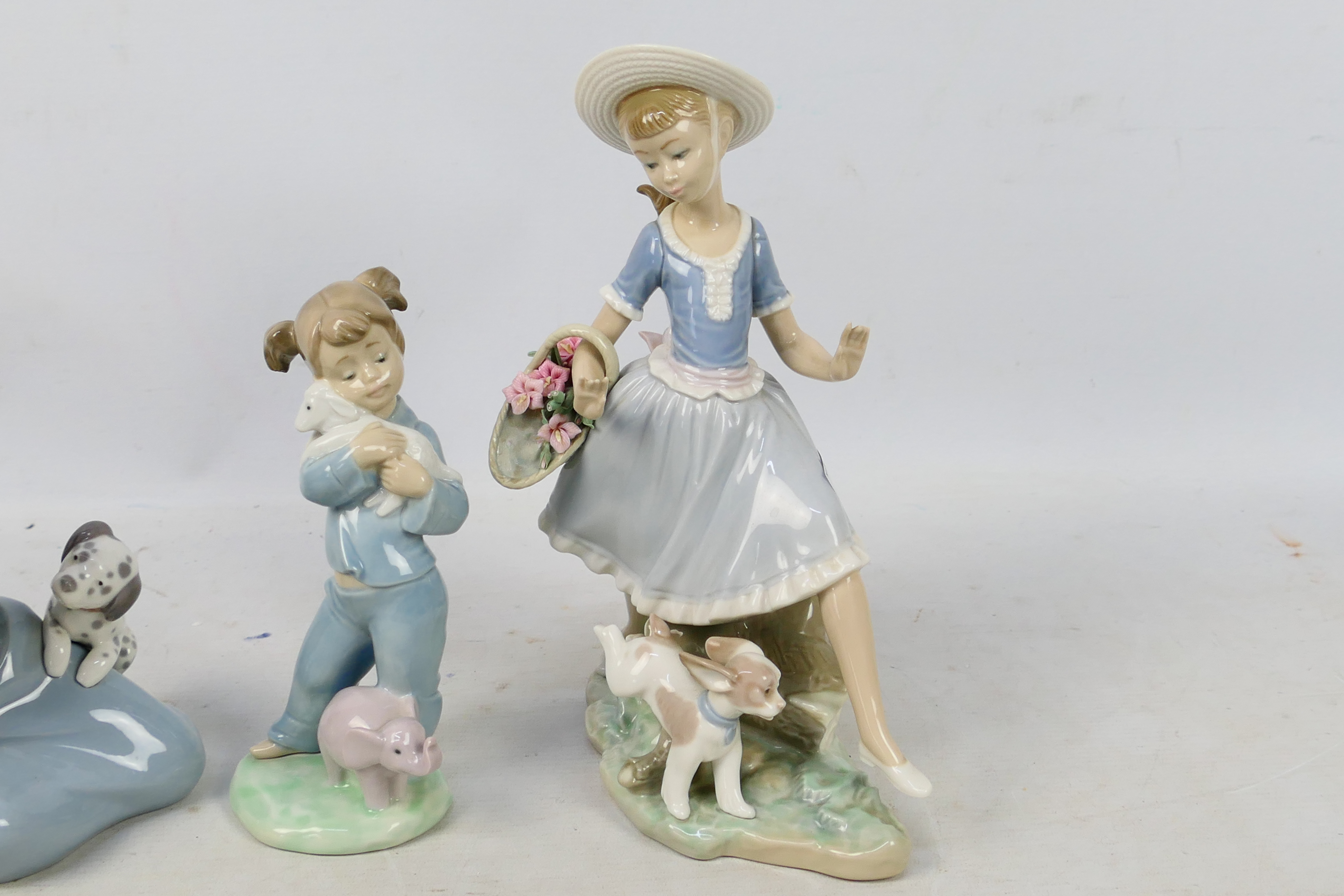 Three Spanish porcelain figures / groups by Lladro and Nao comprising Mirth In The Country # 4920, - Image 4 of 8