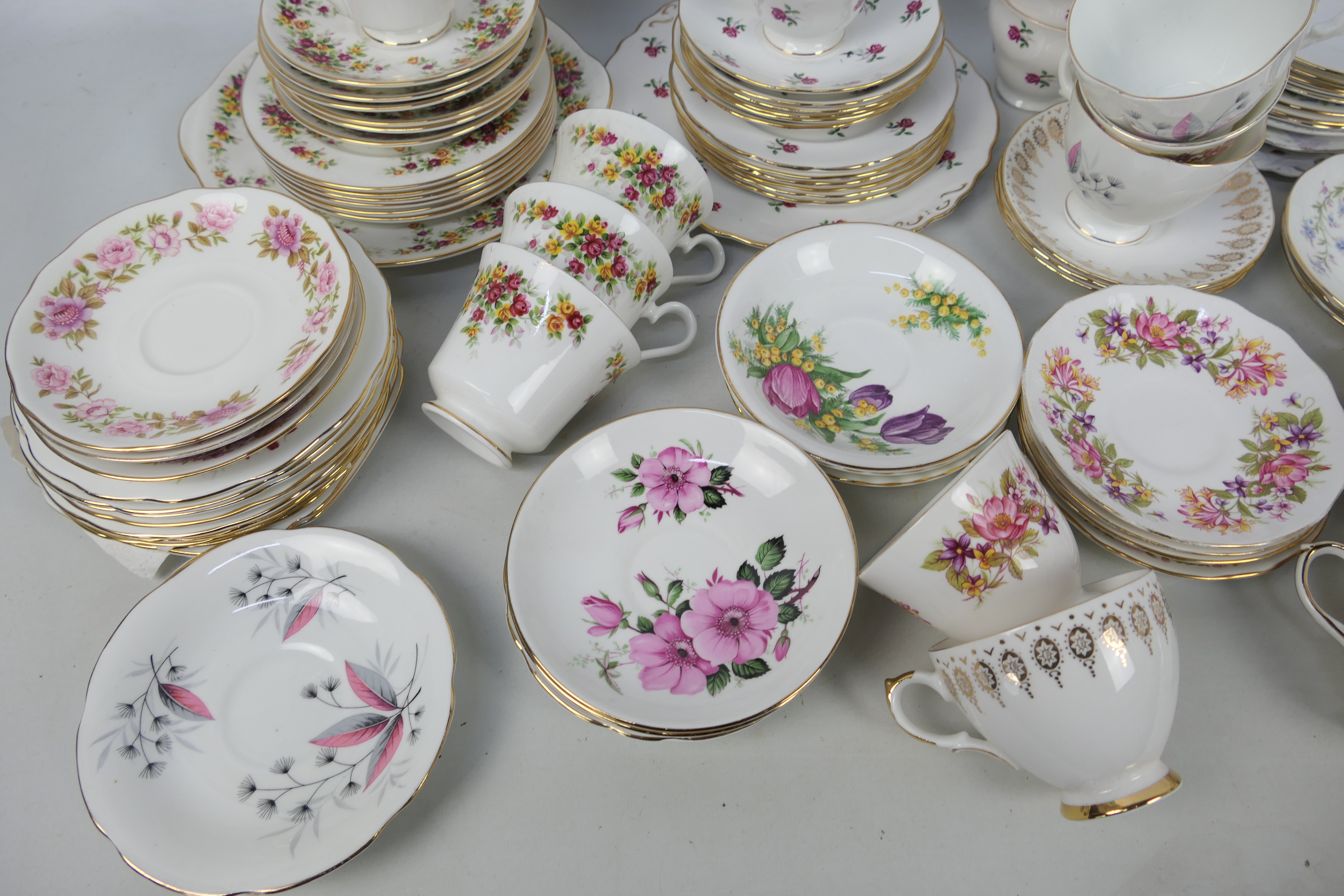 A collection of floral decorated tea wares comprising cups saucers and plates. - Image 3 of 6
