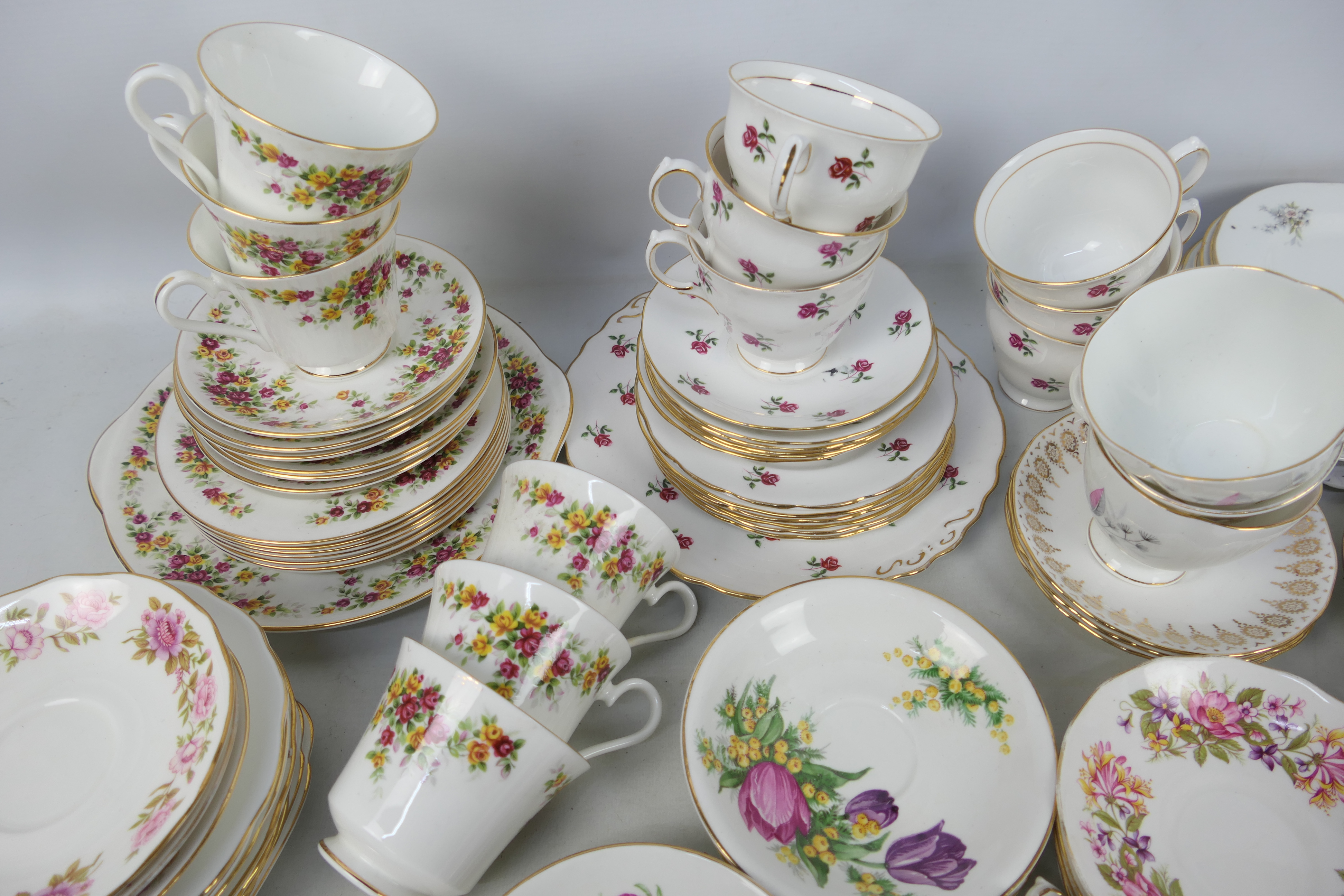 A collection of floral decorated tea wares comprising cups saucers and plates. - Image 2 of 6