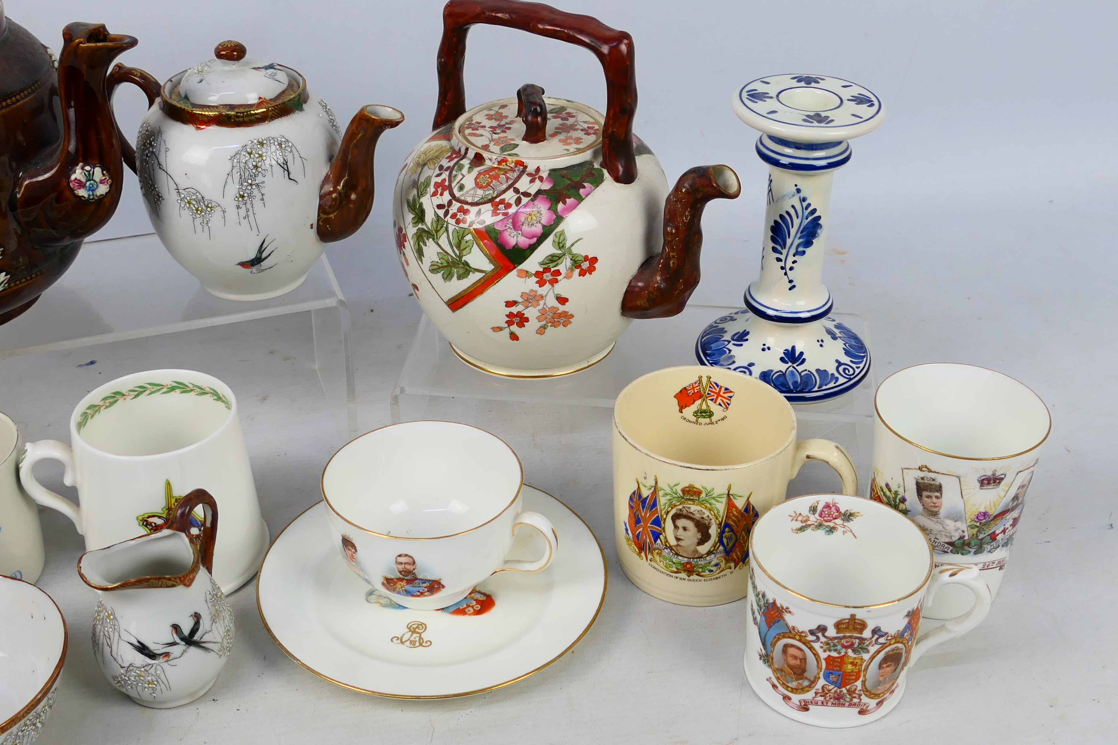 Mixed ceramics to include a bargeware teapot, Delft, Oriental and similar. - Image 4 of 9