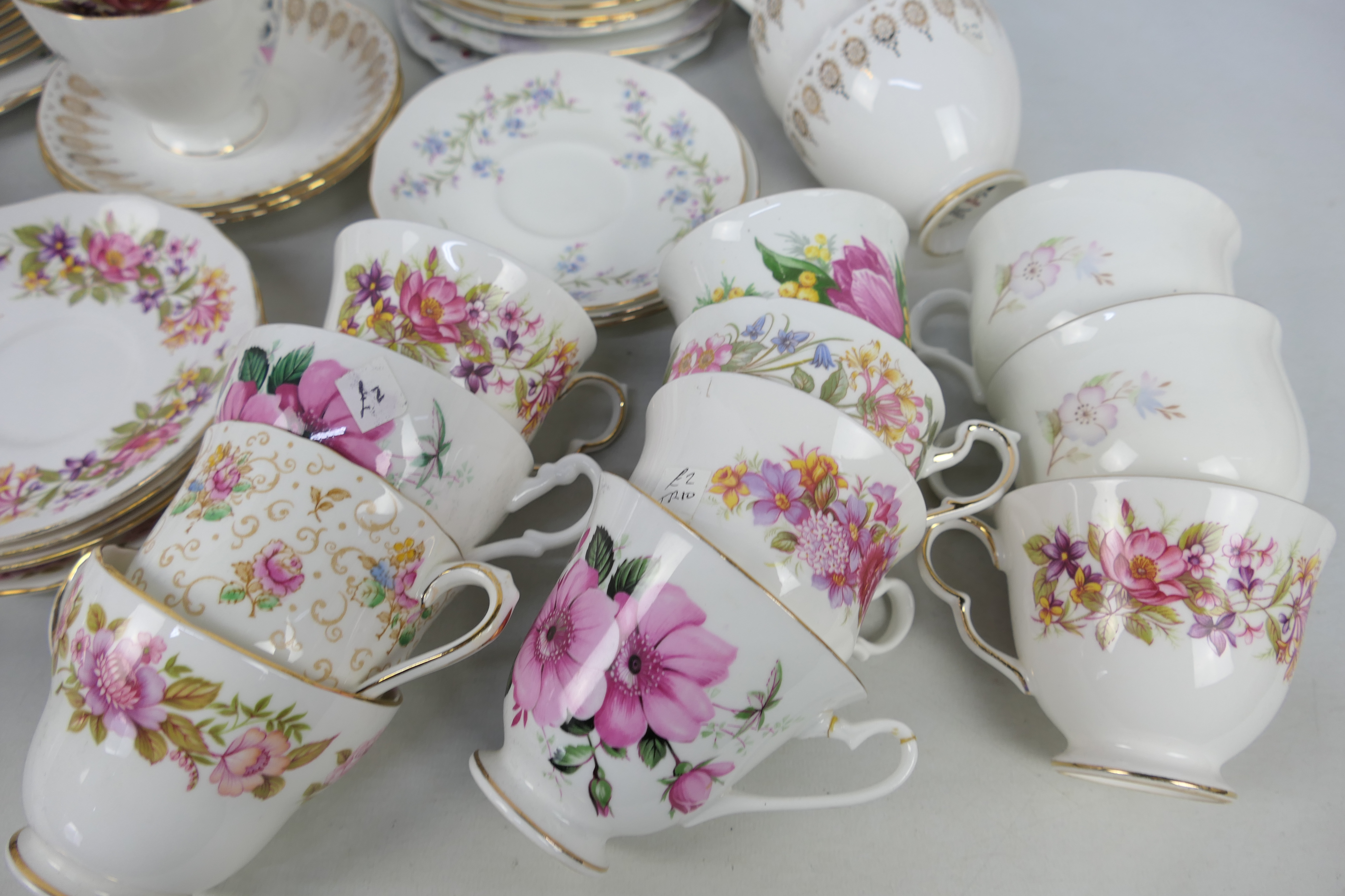 A collection of floral decorated tea wares comprising cups saucers and plates. - Image 6 of 6