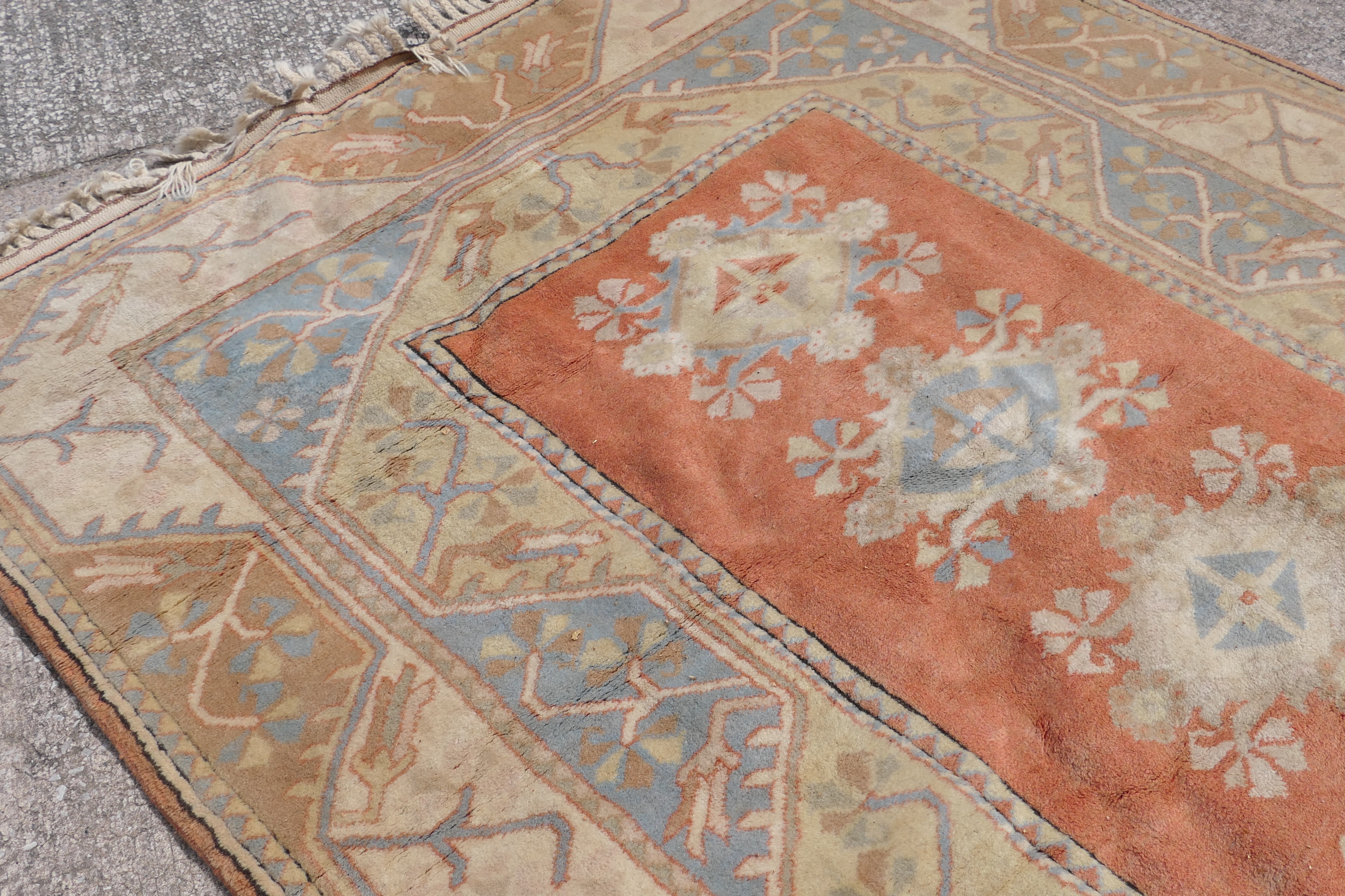 A carpet with geometric floral decoration, approximately 260 cm x 157 cm. - Image 3 of 6