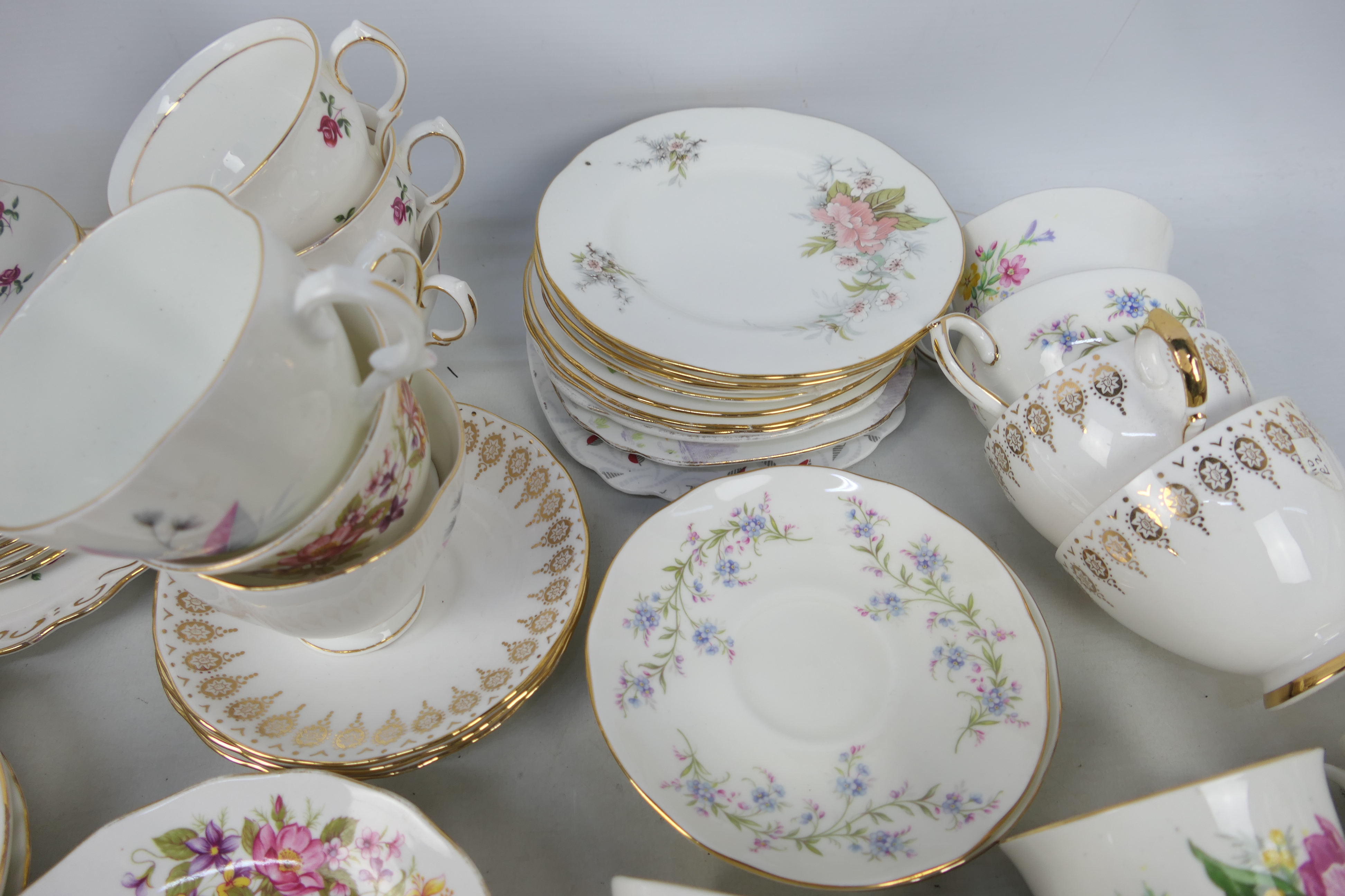 A collection of floral decorated tea wares comprising cups saucers and plates. - Image 5 of 6