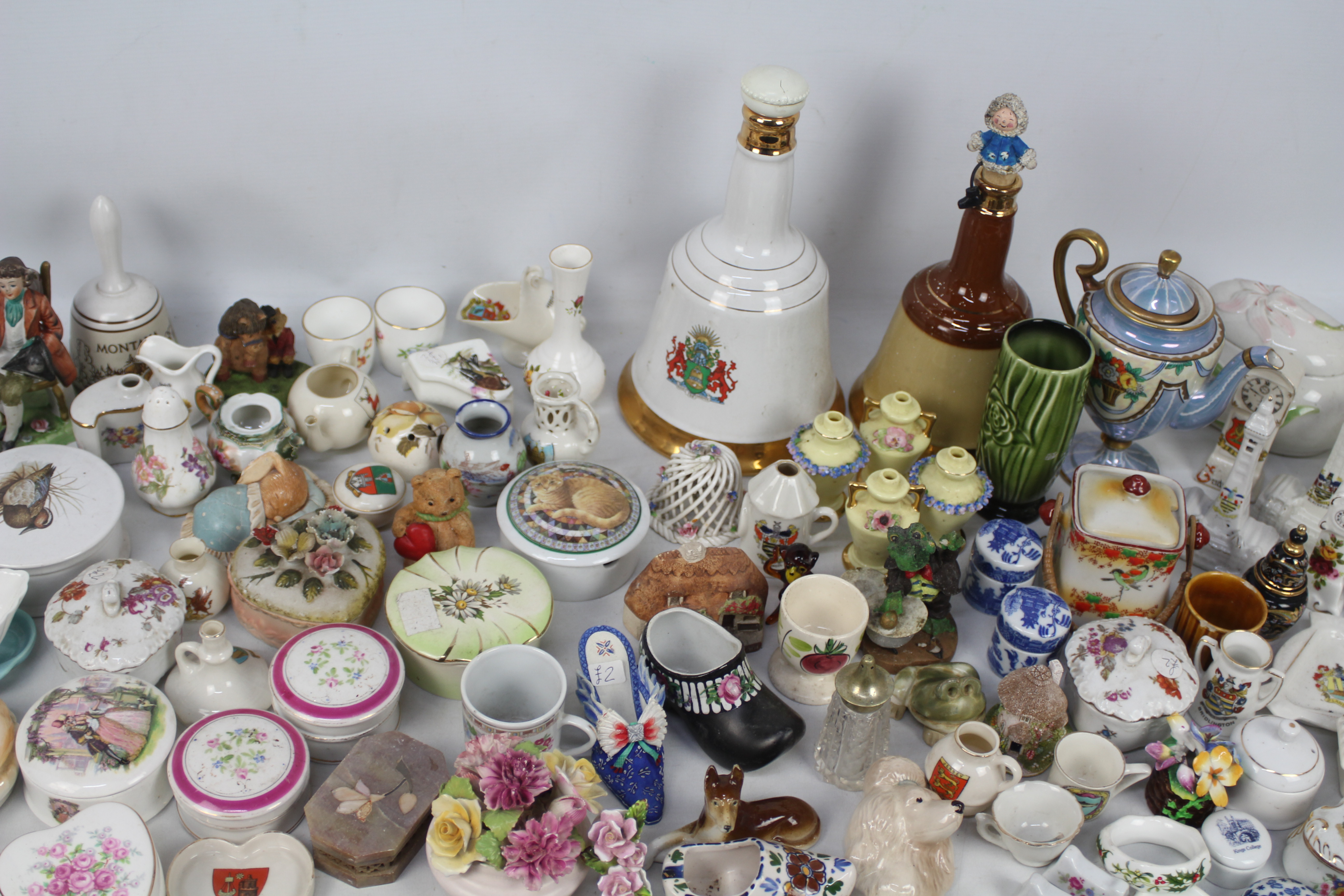 A quantity of mixed ceramics to include crested ware, Noritake, Lilliput Lane and other. - Image 5 of 8