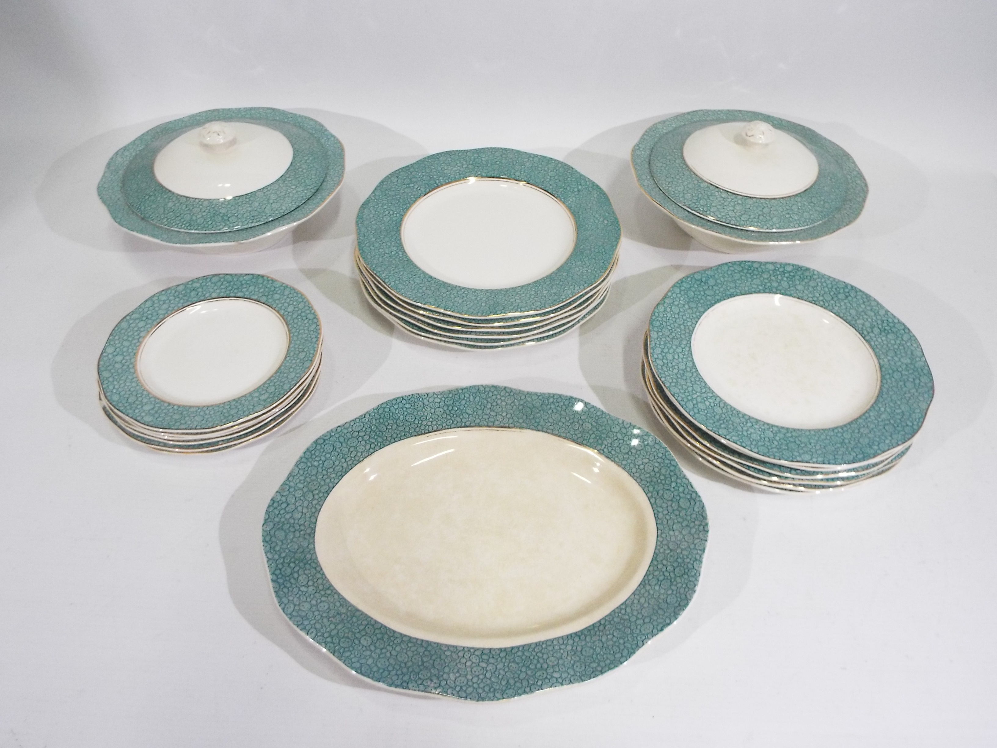 A collection of Wedgwood Garden pattern dinner wares, 23 pieces to include tureens, dinner plates,