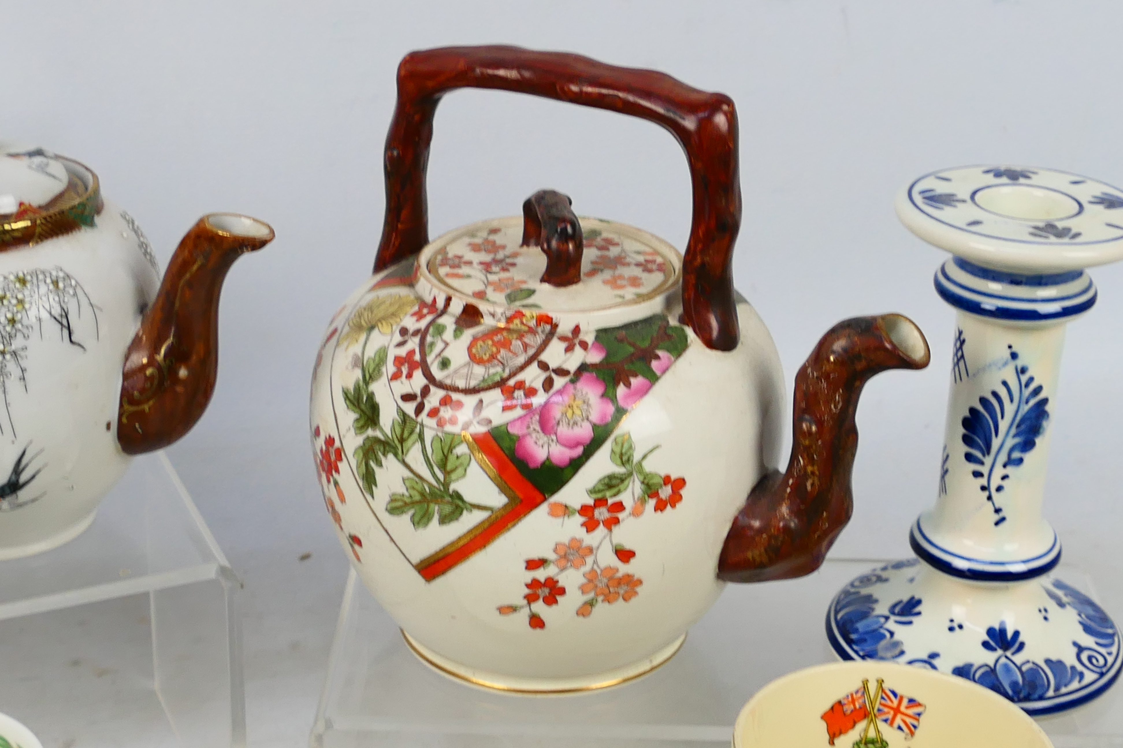 Mixed ceramics to include a bargeware teapot, Delft, Oriental and similar. - Image 9 of 9