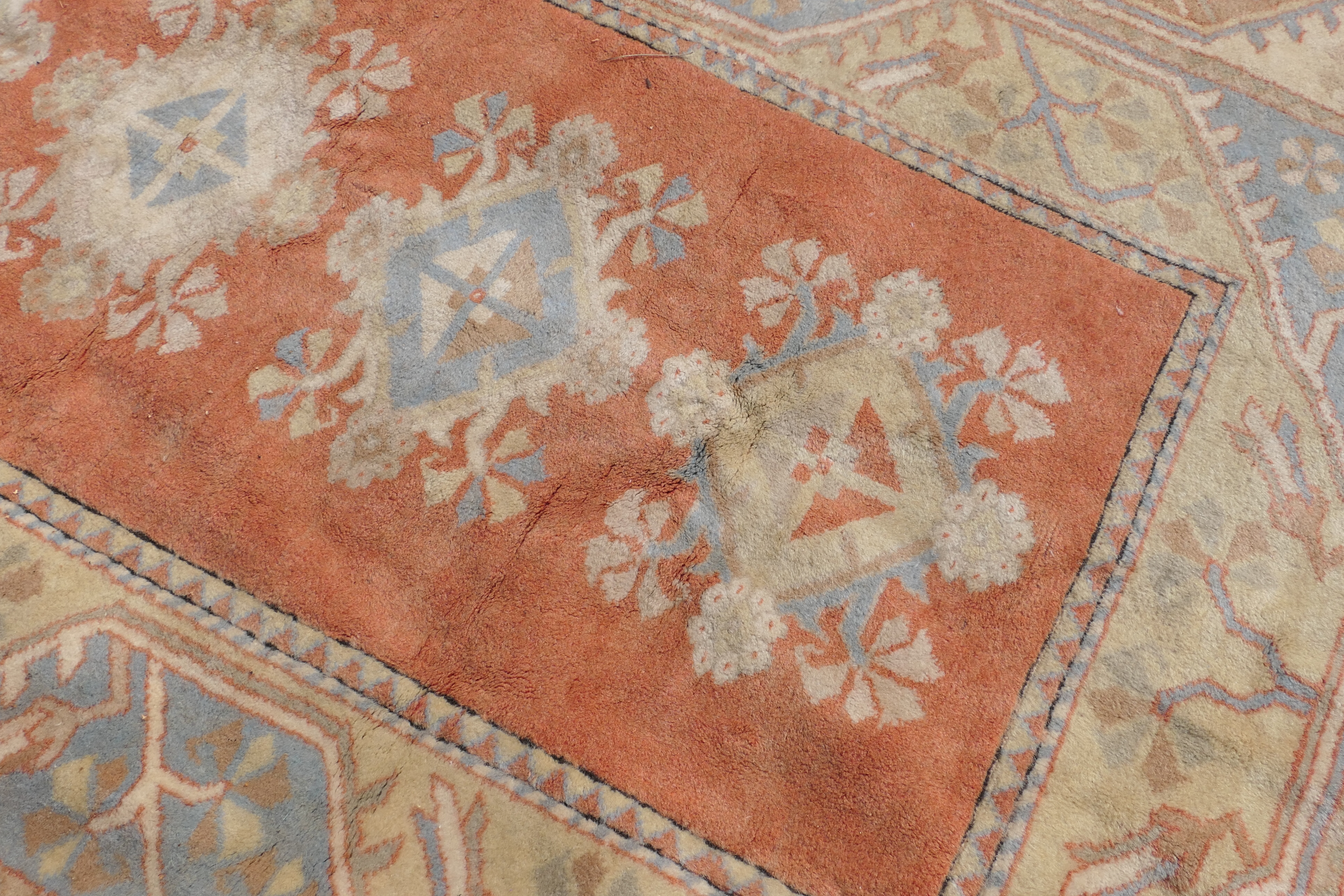 A carpet with geometric floral decoration, approximately 260 cm x 157 cm. - Image 4 of 6