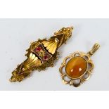 A 9ct gold stone set brooch (A/F) and a 9ct gold pendant set with tigers eye cabochon,