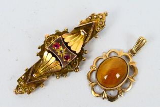 A 9ct gold stone set brooch (A/F) and a 9ct gold pendant set with tigers eye cabochon,