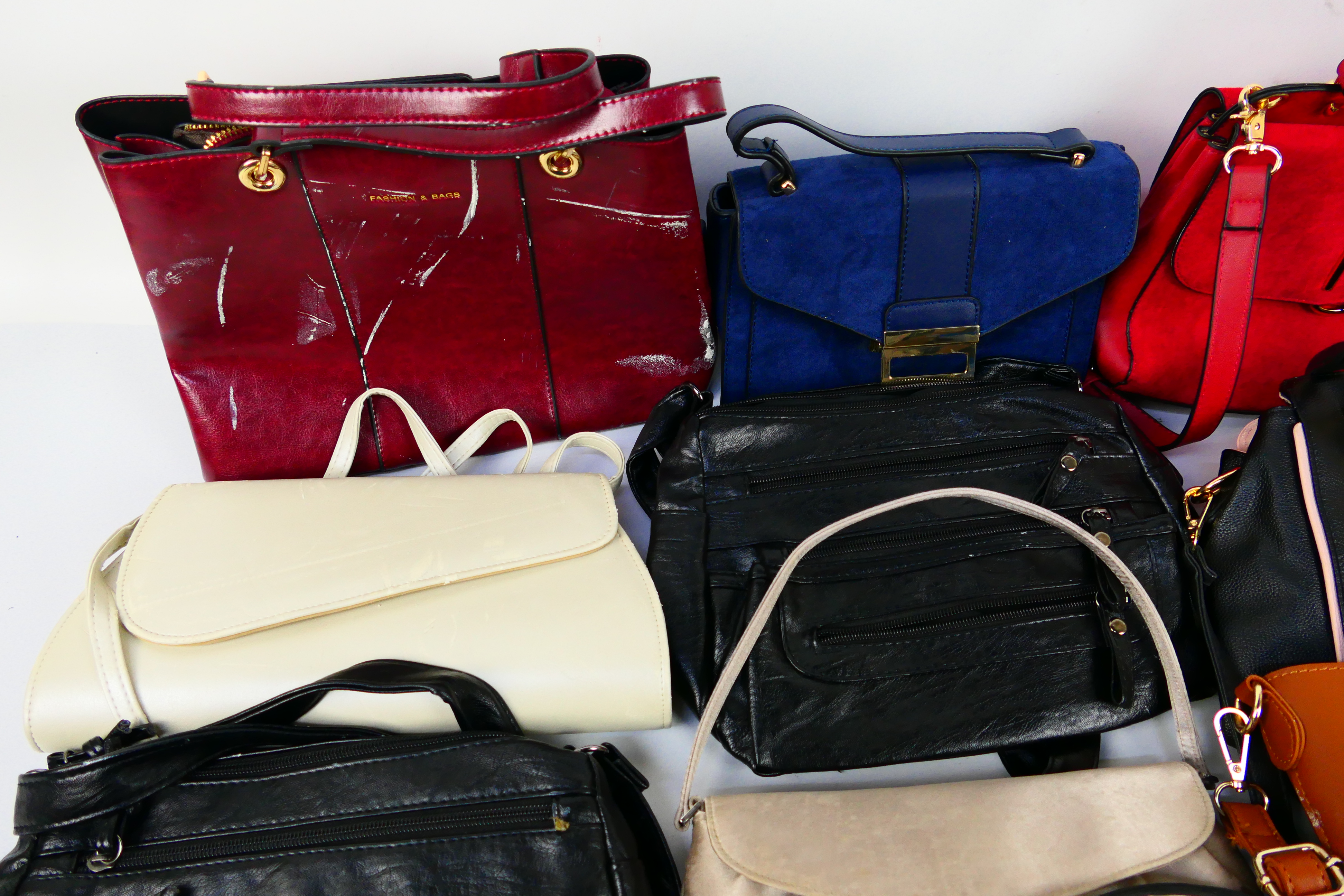 A job lot of unmarked handbags to includ - Image 2 of 5