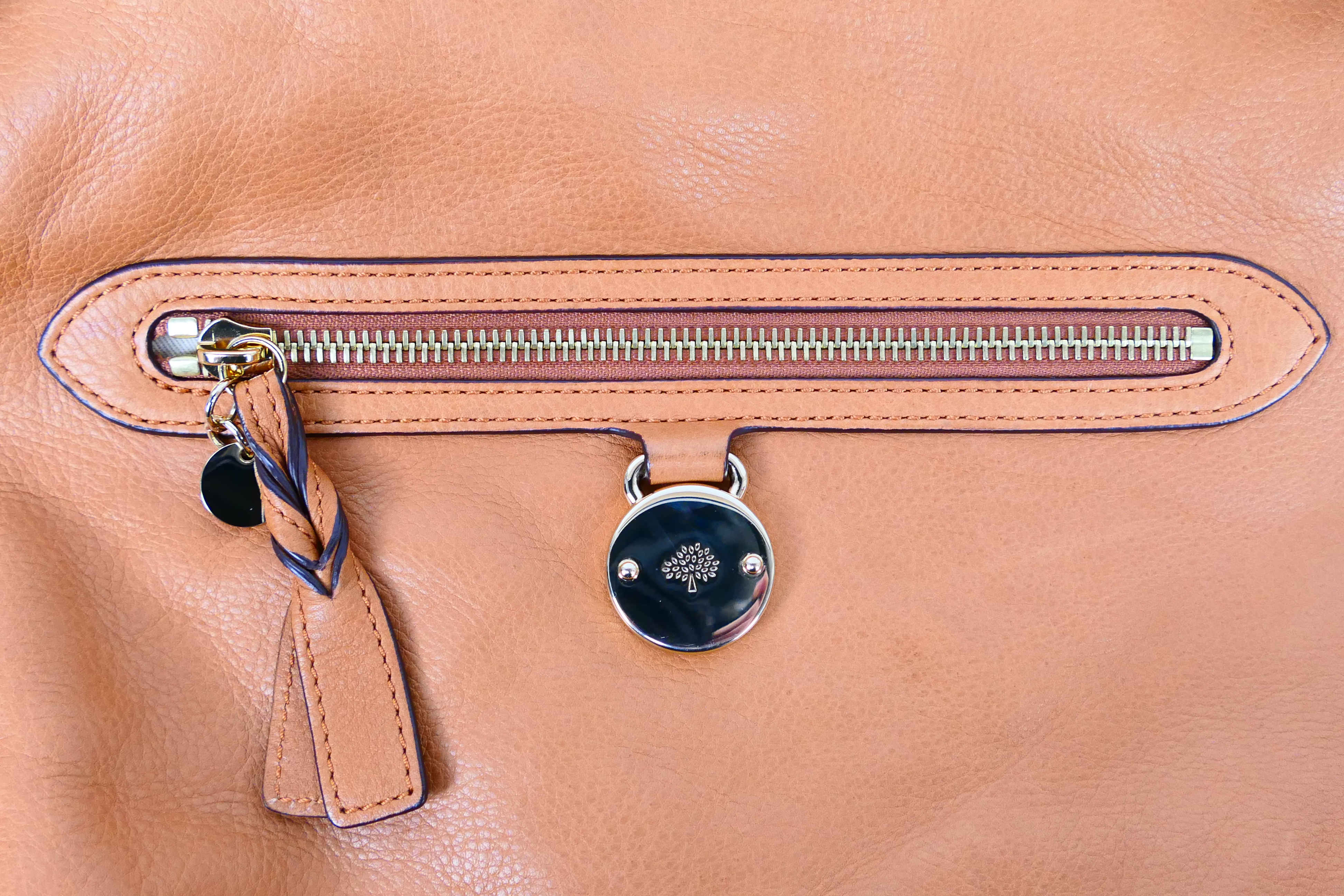 Mulberry - A chestnut Mulberry leather shoulder bag - Shoulder bag has one interior zip pocket and - Image 3 of 8