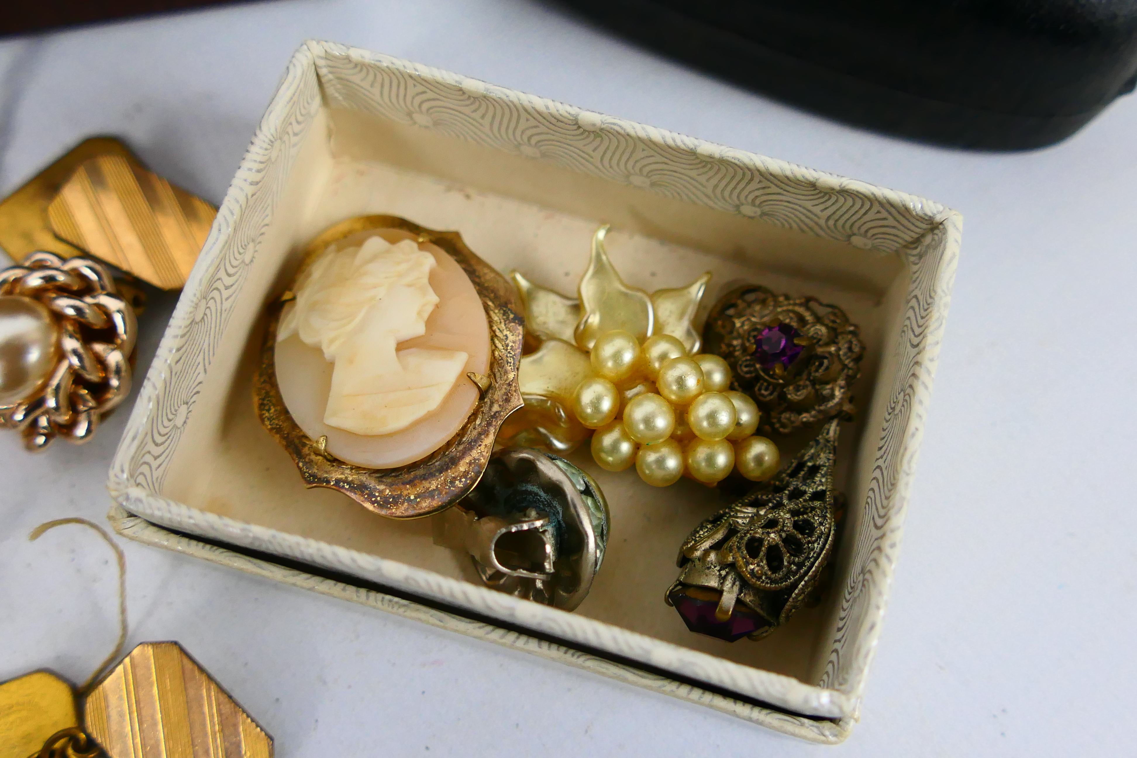 A collection of costume jewellery, some pieces stamped Silver. - Image 9 of 9