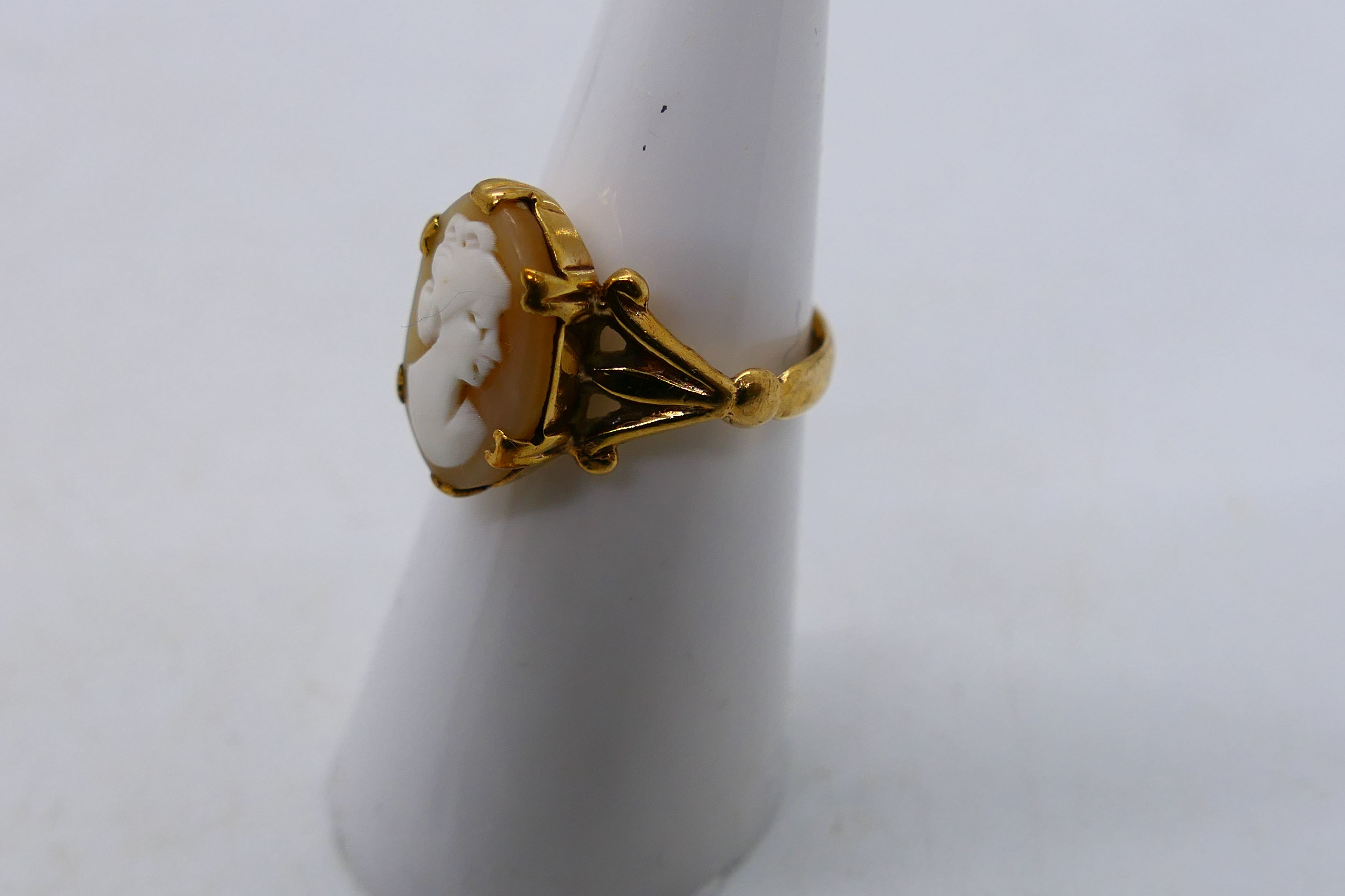 A 9ct yellow gold cameo ring, size M, approximately 2.7 grams. - Image 3 of 3