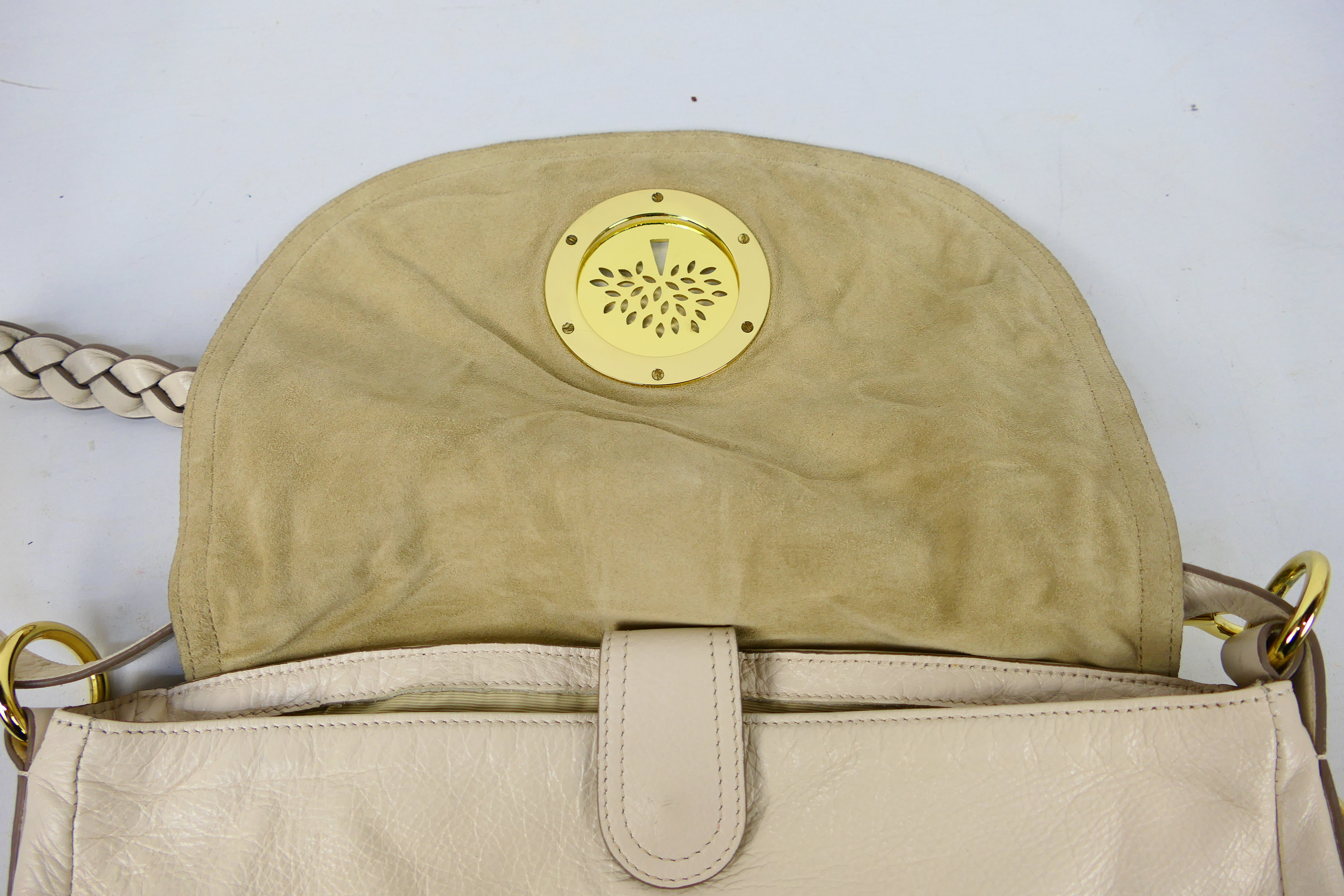 Mulberry - An ivory-coloured Mulberry leather handbag - Handbag has one interior zip pocket and one - Image 7 of 9