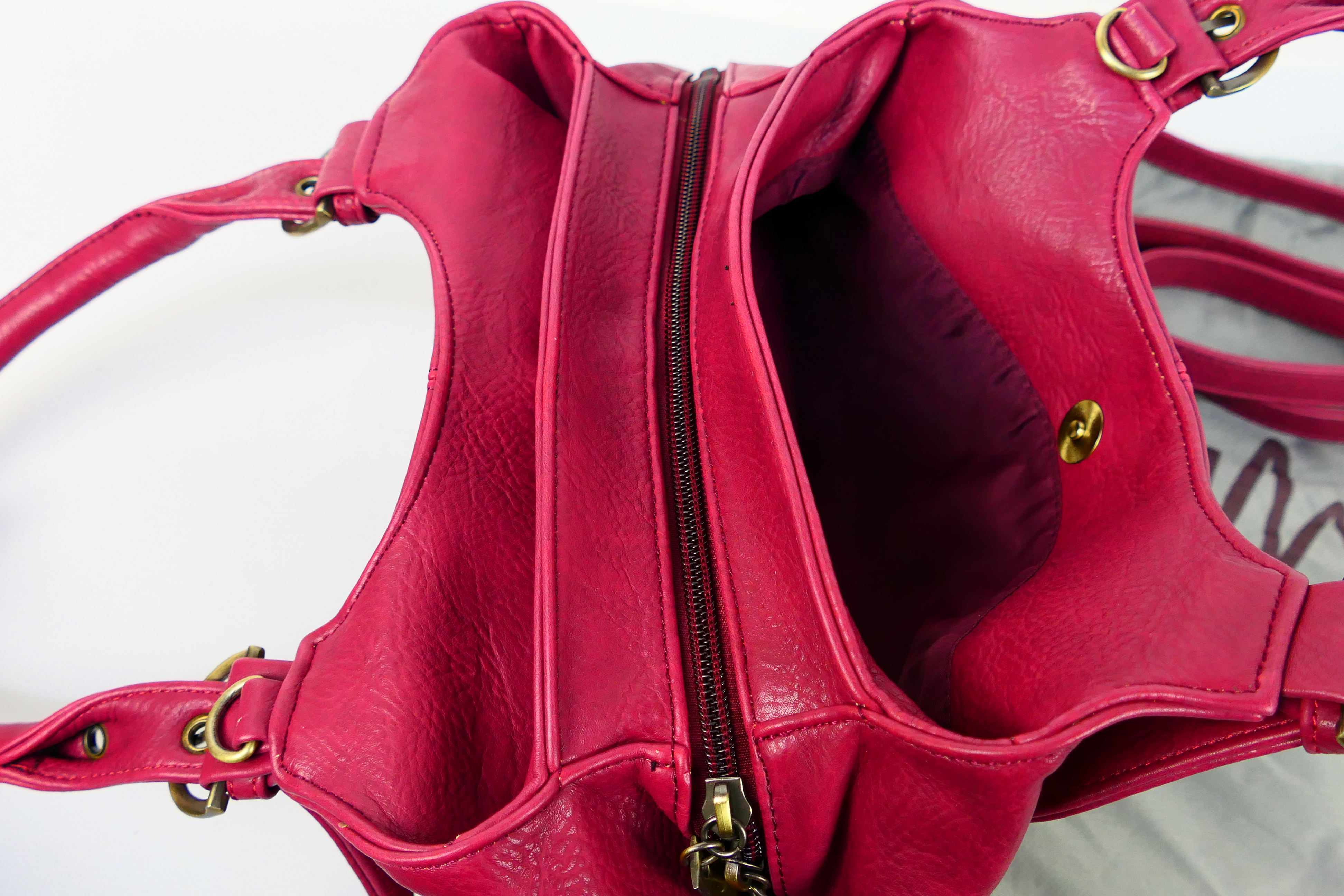 Mabel London - A Mabel London handbag in a shade of red. With two carry handles and shoulder strap. - Image 8 of 9