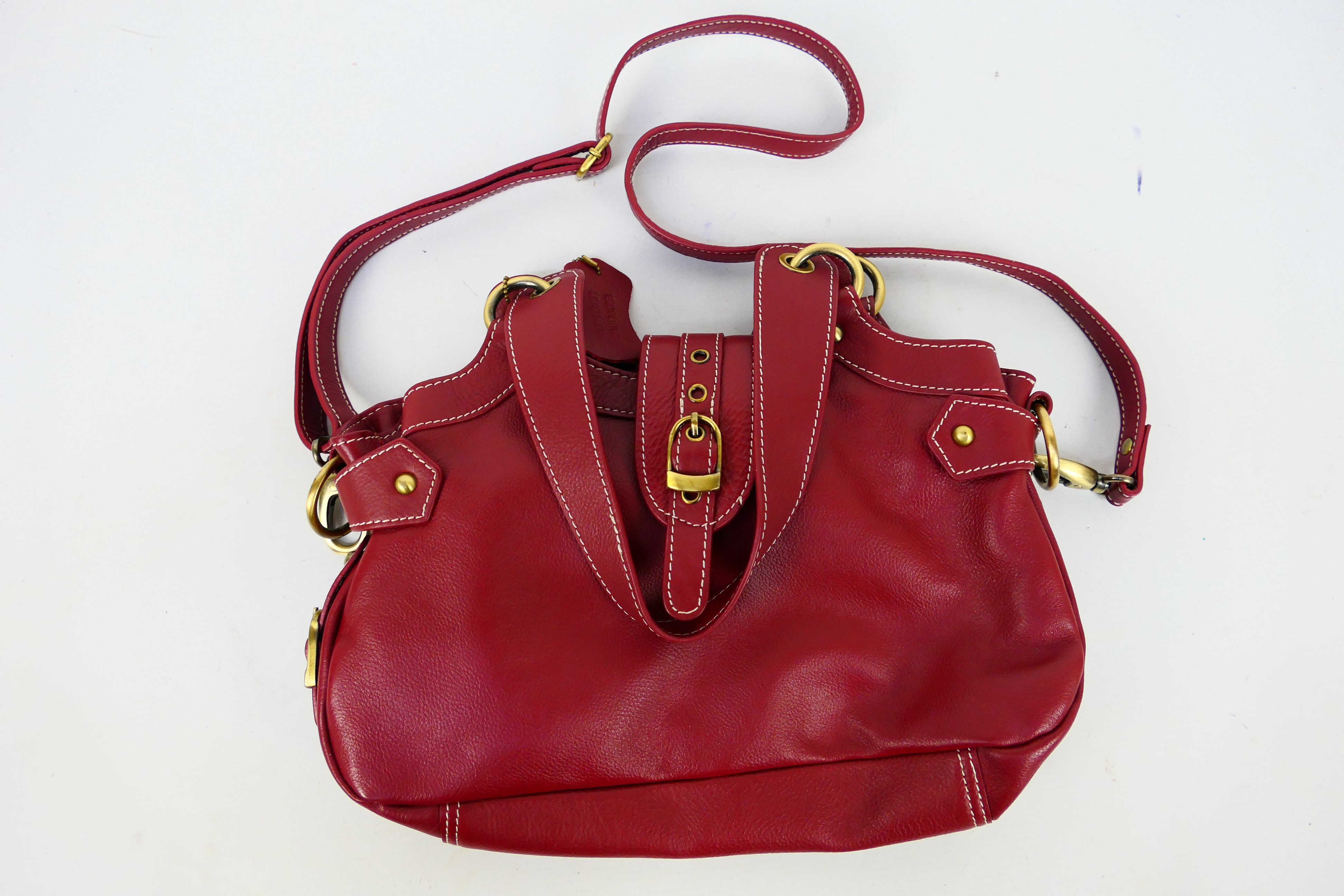 Catwalk Collection - A dark red leather handbag with shoulder strap - Handbag has two inside zip