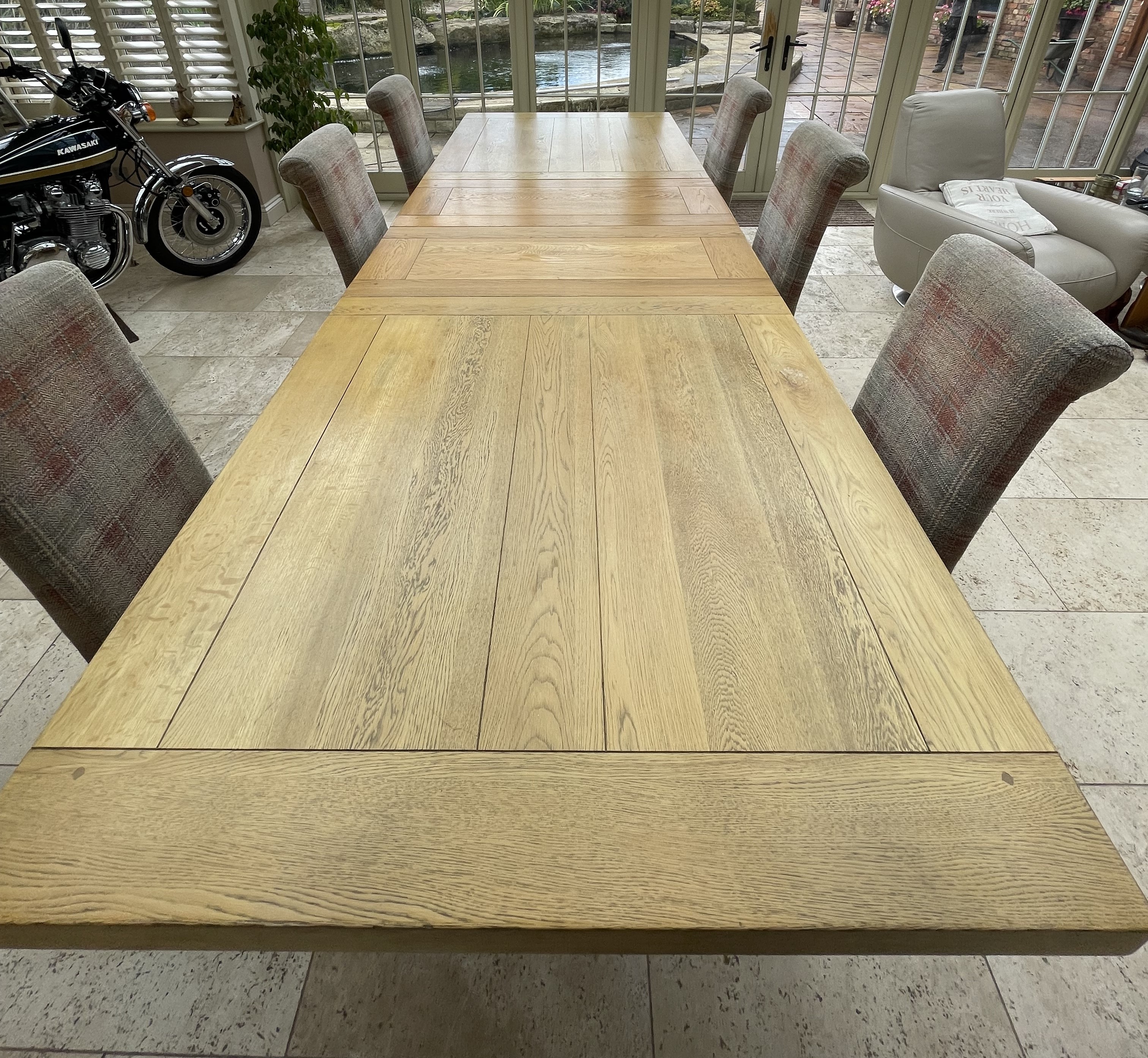 A good quality oak extending dining table and six chairs, - Image 5 of 10