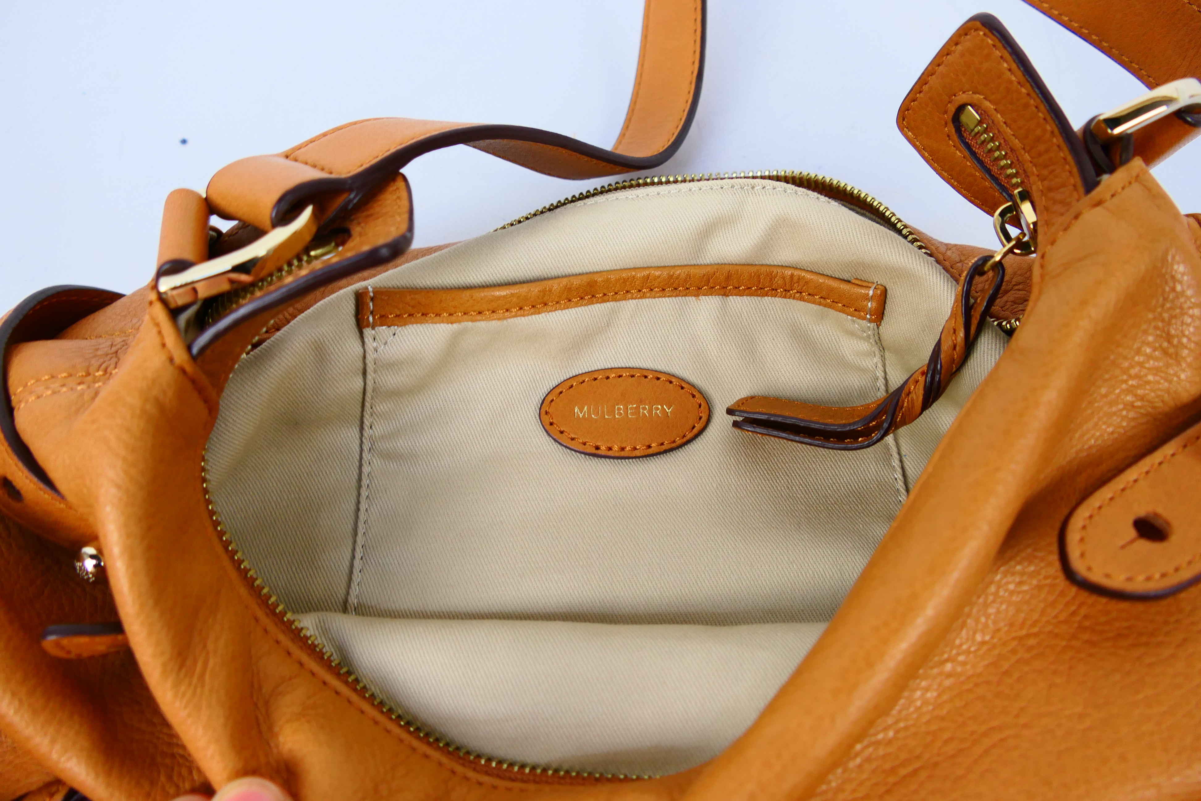 Mulberry - A chestnut Mulberry leather shoulder bag - Shoulder bag has one interior zip pocket and - Image 7 of 8