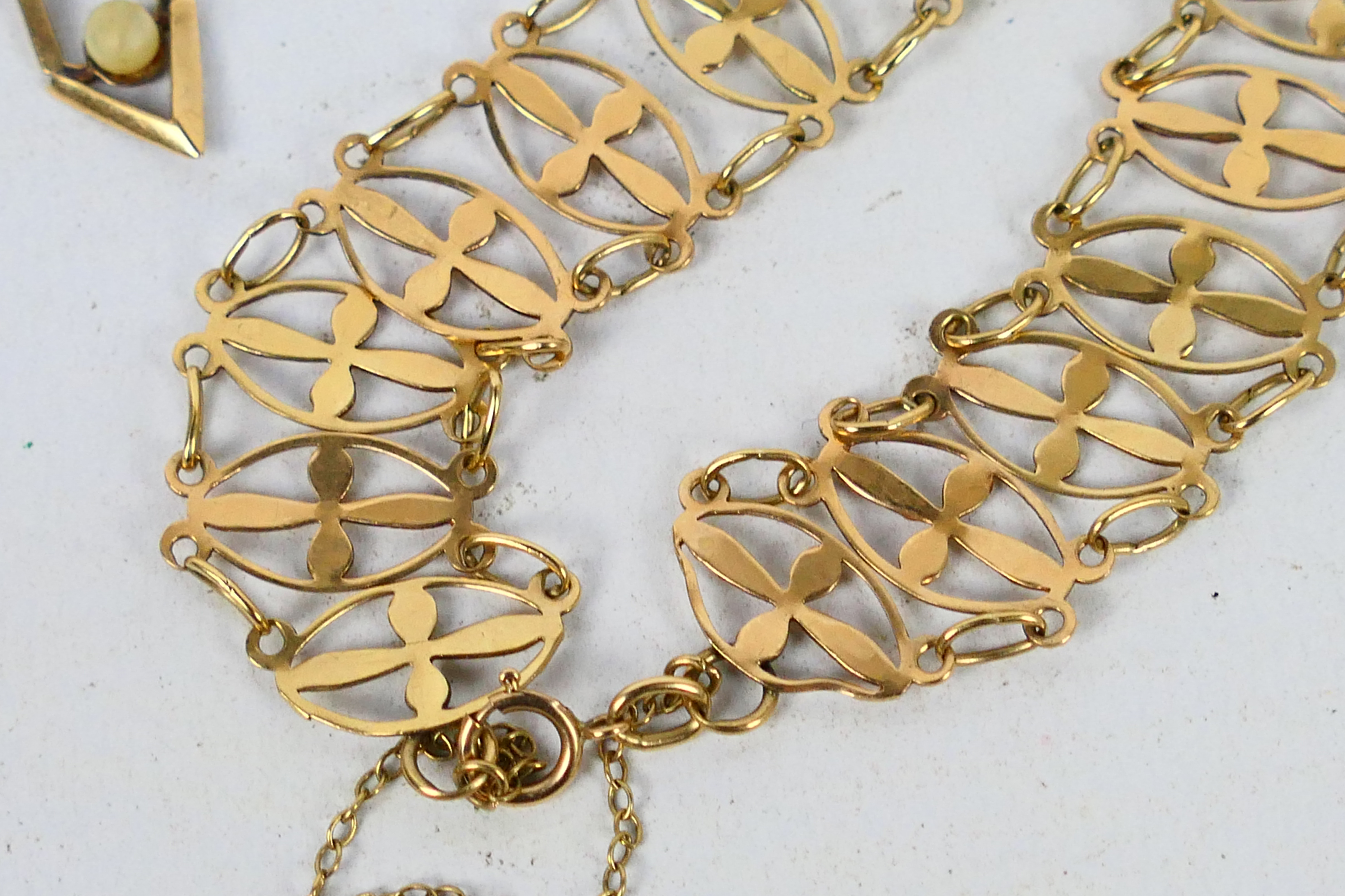 A 9ct yellow gold openwork bracelet, 19 cm (l) and a 9ct gold pendant, approximately 8.4 grams. - Image 4 of 4