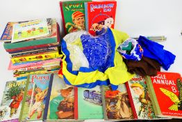 Disney - A collection of 25 x vintage childrens books including The Pink Panther Annual 1983,