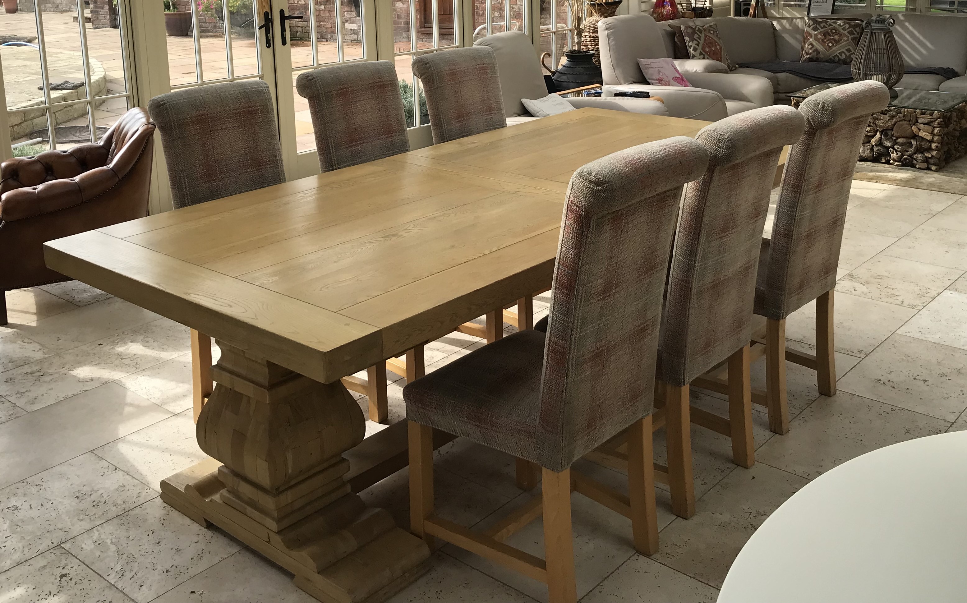 A good quality oak extending dining table and six chairs,