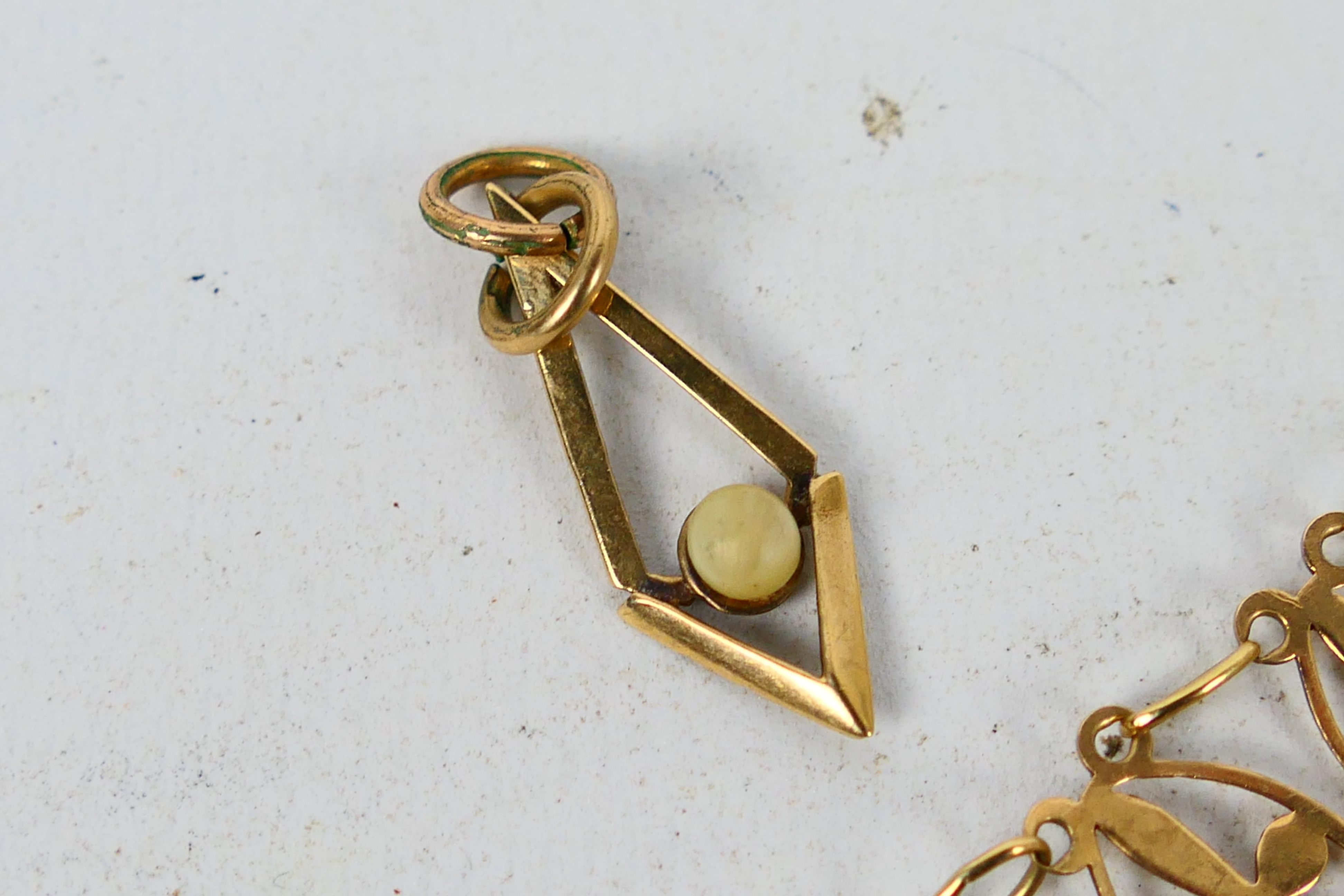 A 9ct yellow gold openwork bracelet, 19 cm (l) and a 9ct gold pendant, approximately 8.4 grams. - Image 2 of 4