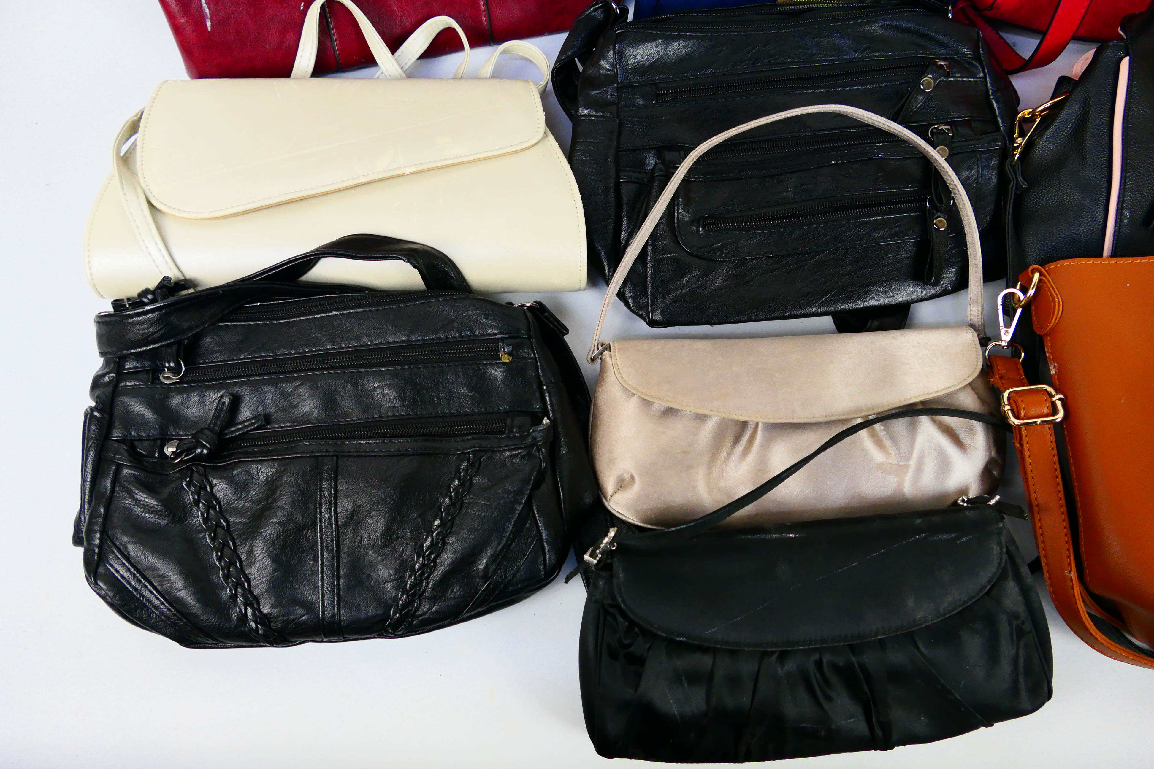 A job lot of unmarked handbags to includ - Image 3 of 5