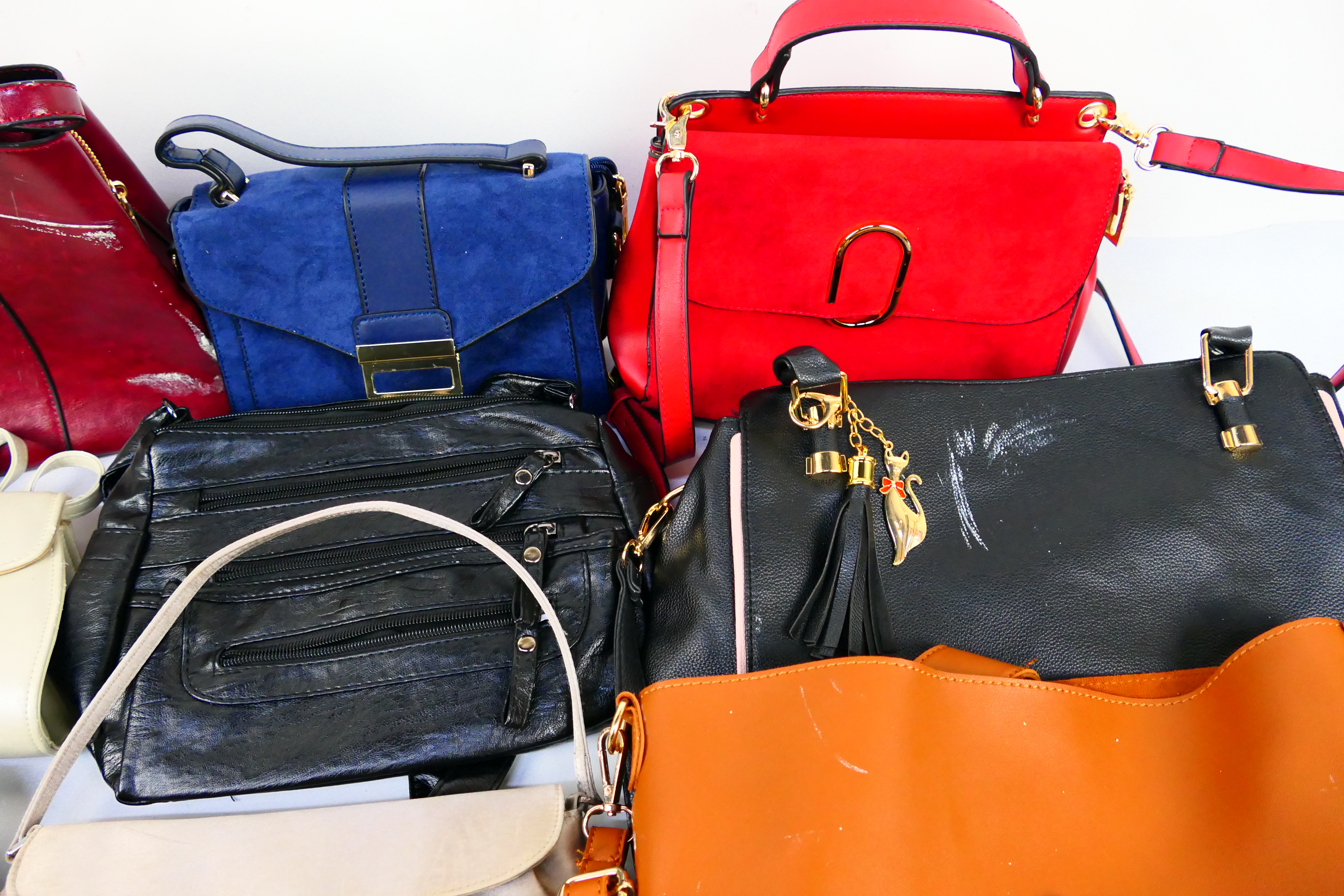 A job lot of unmarked handbags to includ - Image 4 of 5