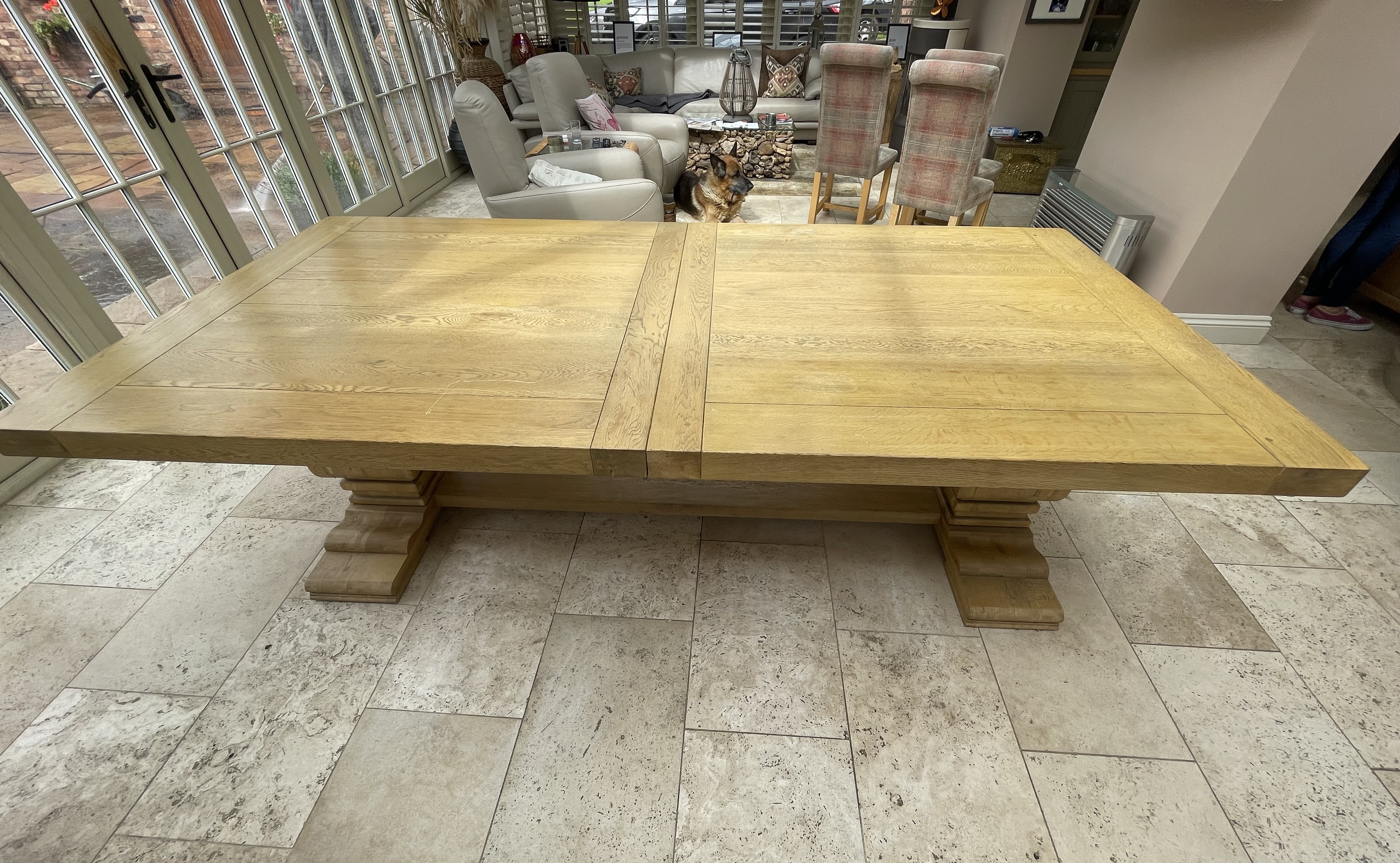 A good quality oak extending dining table and six chairs, - Image 6 of 10