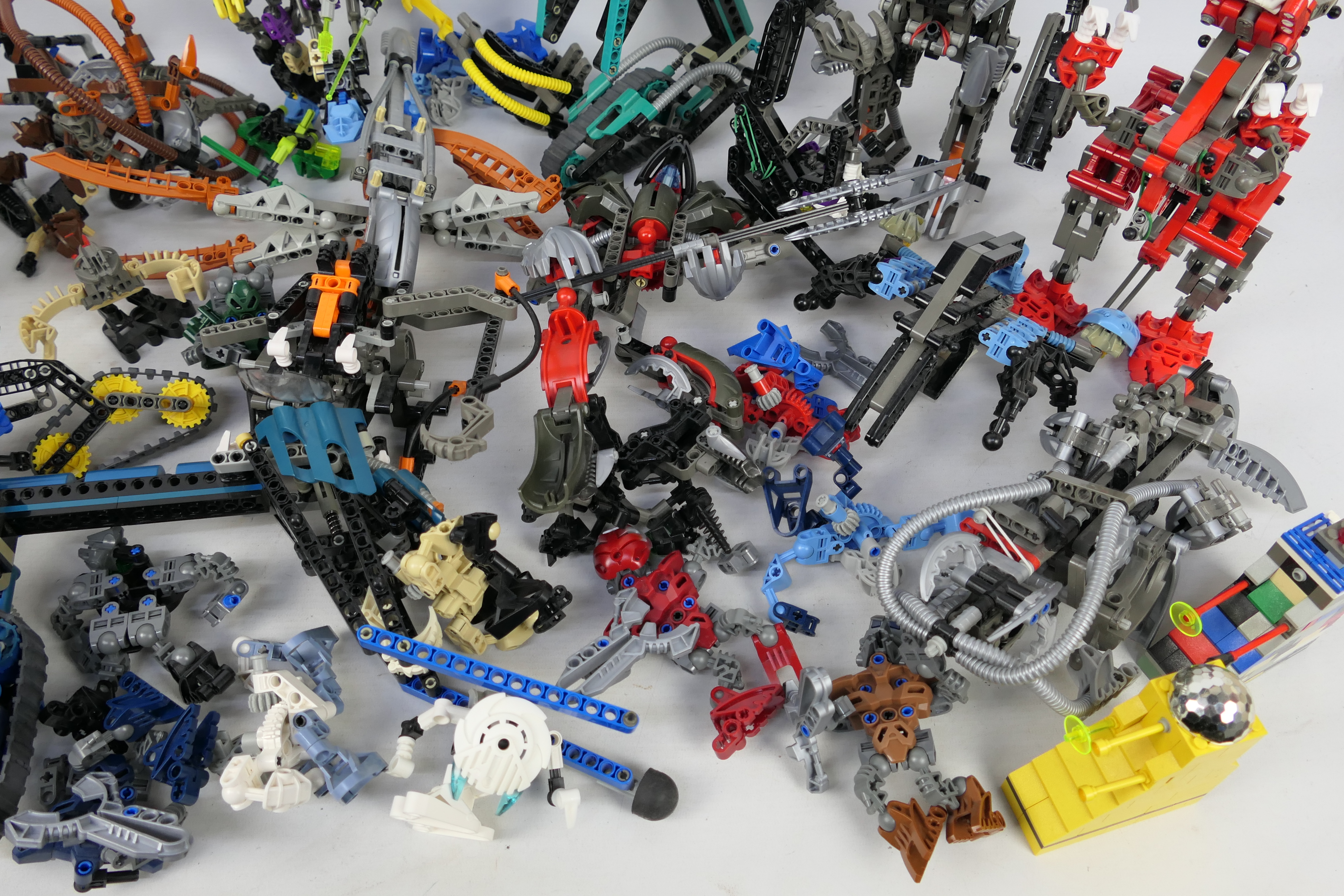 Lego - Bionicles - A collection of unboxed Lego including 15 x large Bionicle figures, - Image 4 of 7