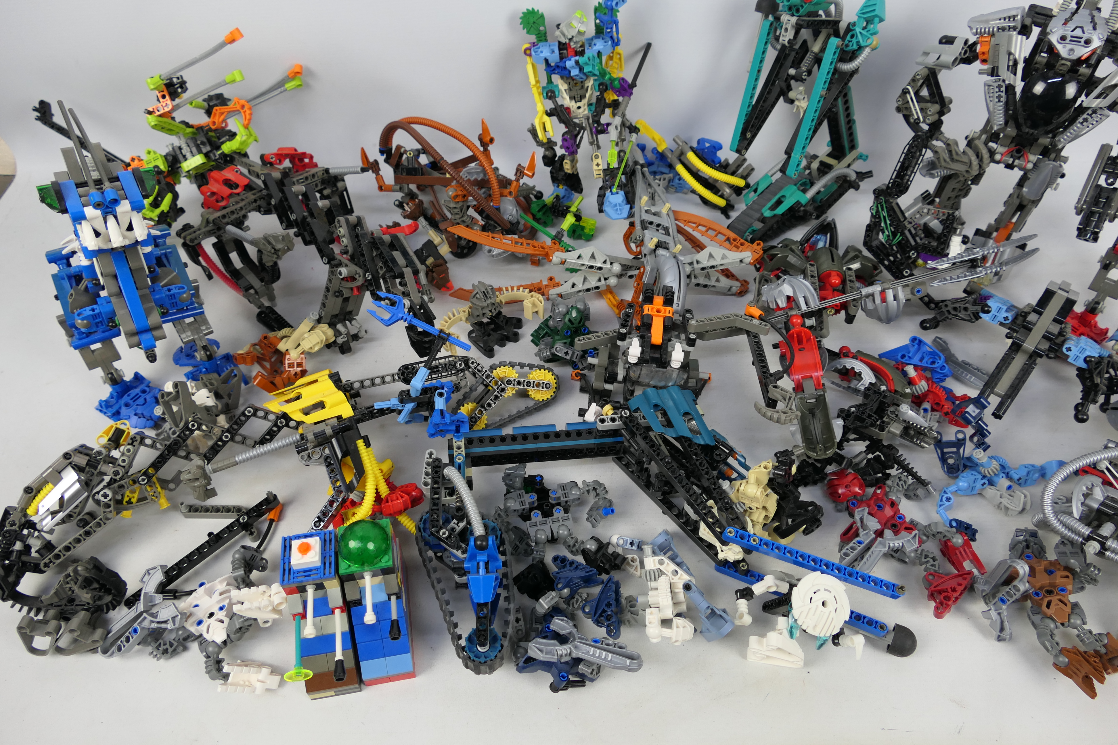 Lego - Bionicles - A collection of unboxed Lego including 15 x large Bionicle figures, - Image 2 of 7