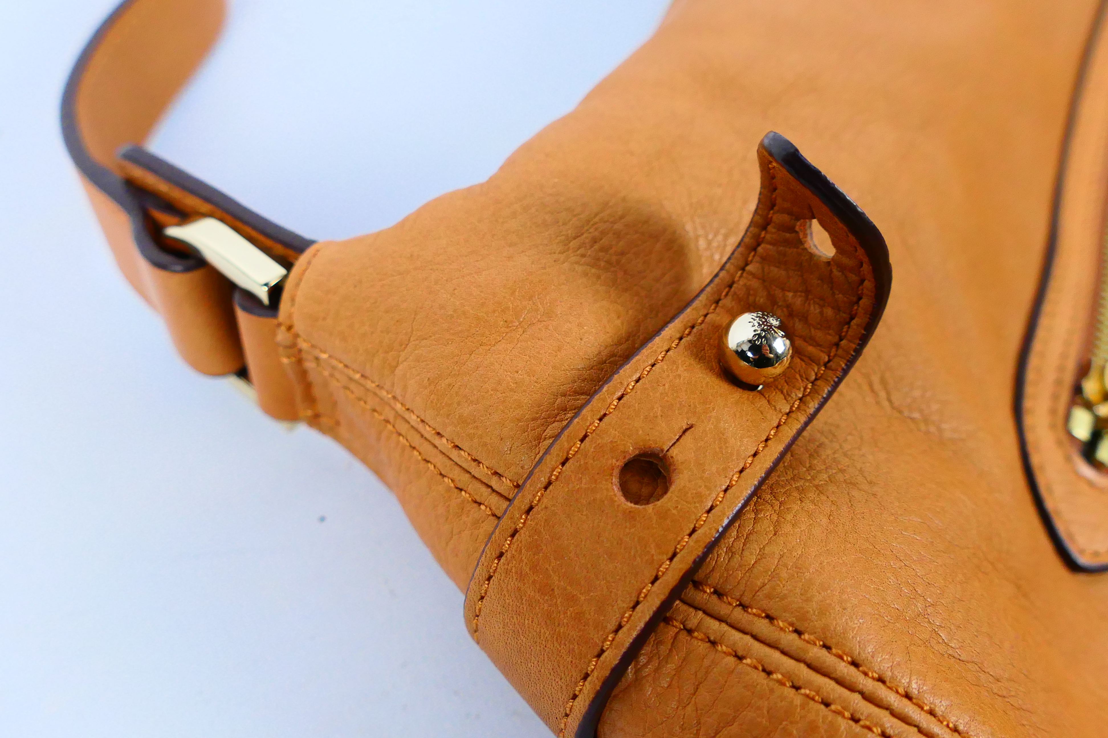 Mulberry - A chestnut Mulberry leather shoulder bag - Shoulder bag has one interior zip pocket and - Image 4 of 8