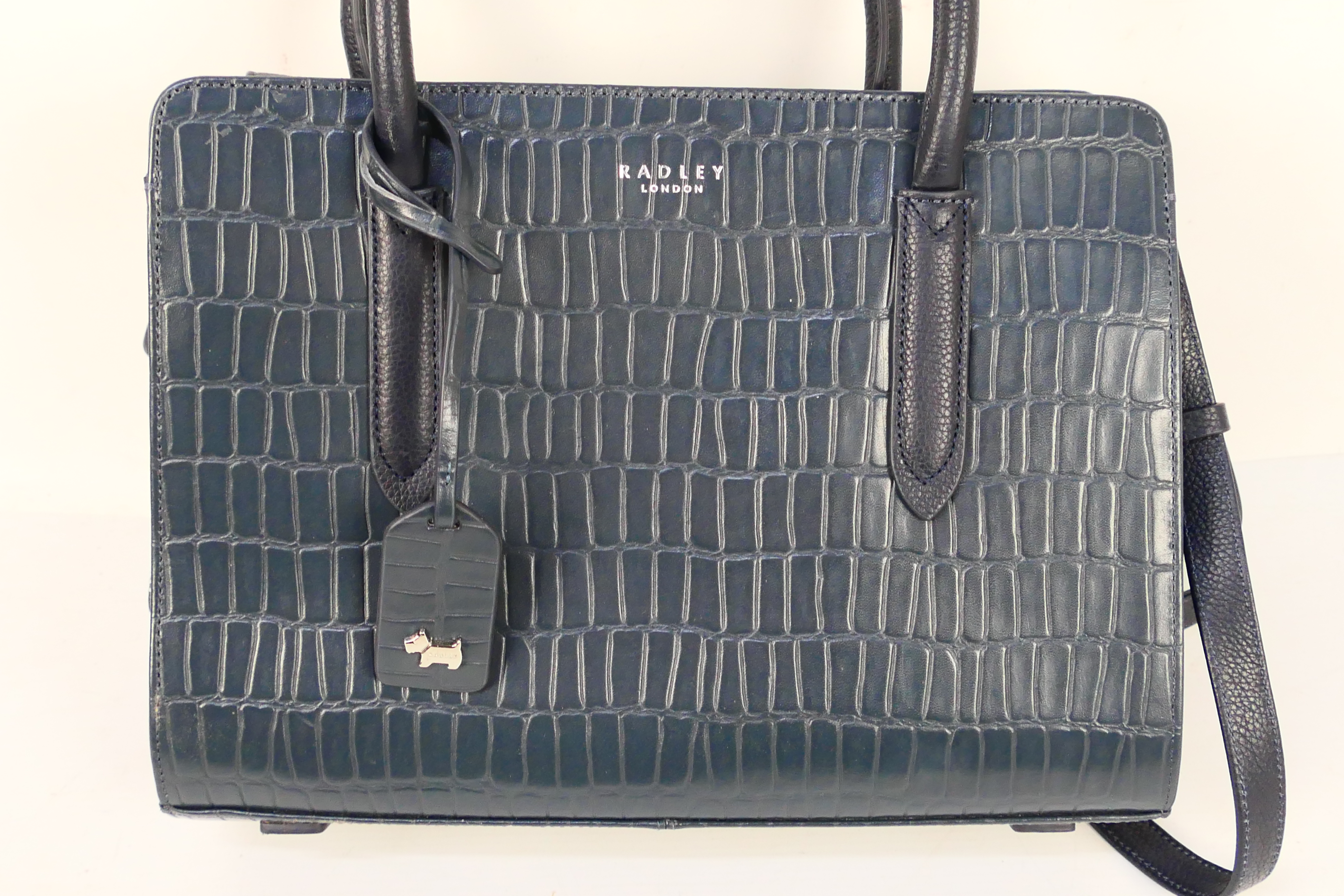 Radley - A dark blue Radley London leather handbag with shoulder strap - Handbag has one inner zip - Image 2 of 9