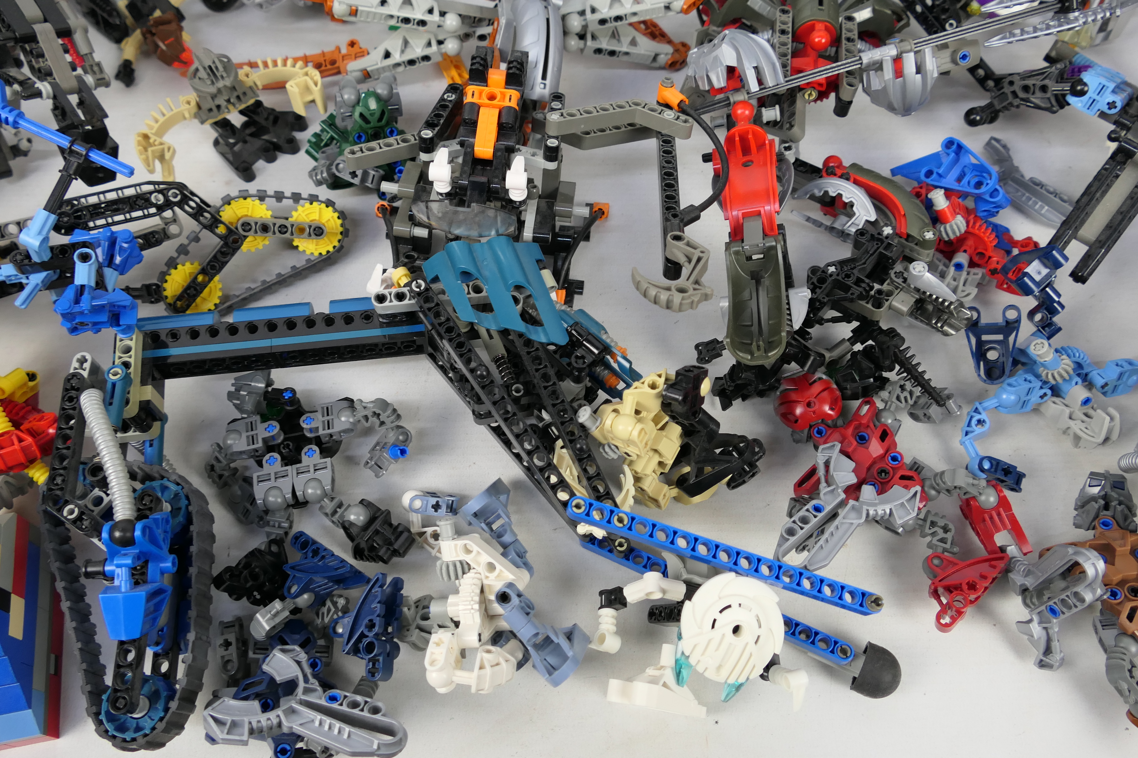 Lego - Bionicles - A collection of unboxed Lego including 15 x large Bionicle figures, - Image 6 of 7