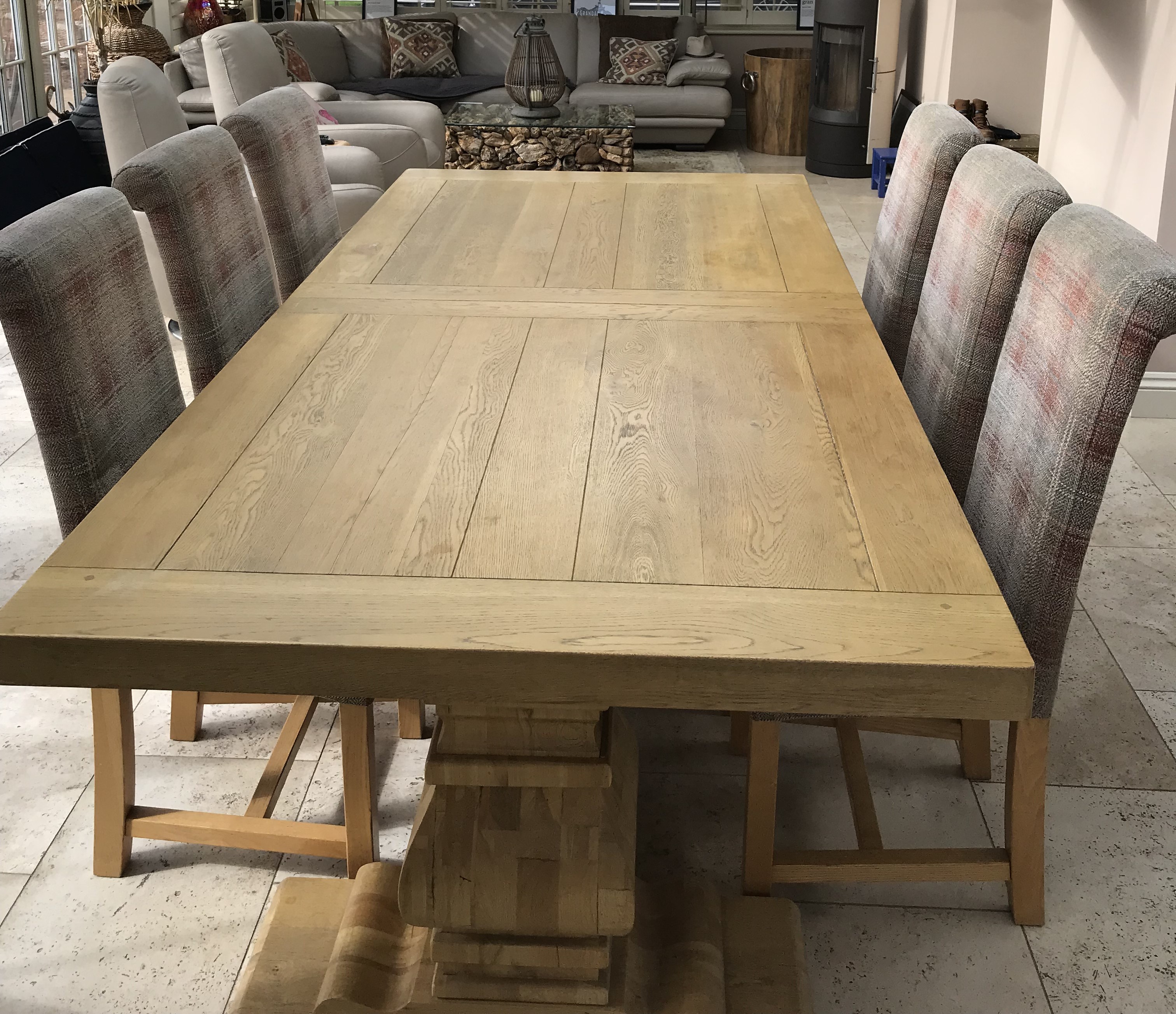 A good quality oak extending dining table and six chairs, - Image 2 of 10