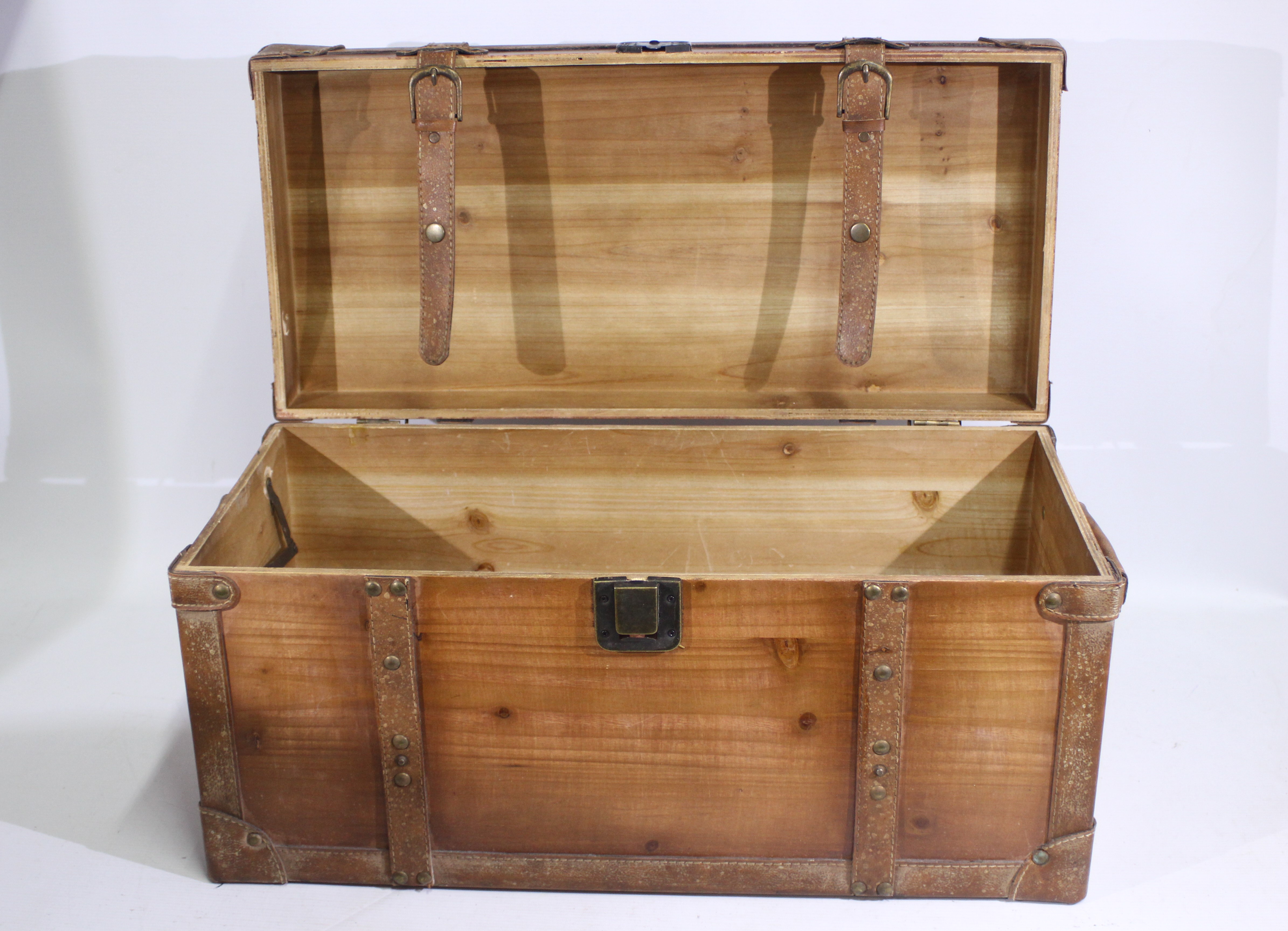 A wooden chest. Chest is 60 cm (l) x 28 cm (w) x 30 cm (h). - Image 2 of 3