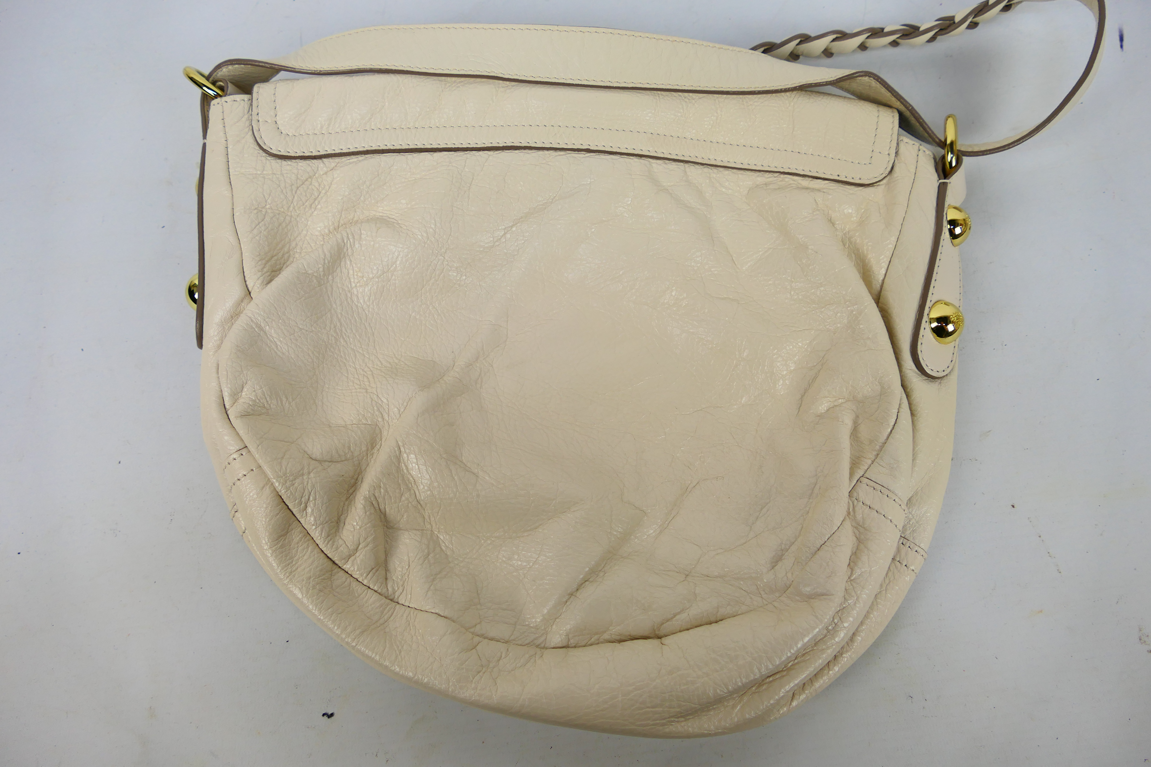 Mulberry - An ivory-coloured Mulberry leather handbag - Handbag has one interior zip pocket and one - Image 6 of 9