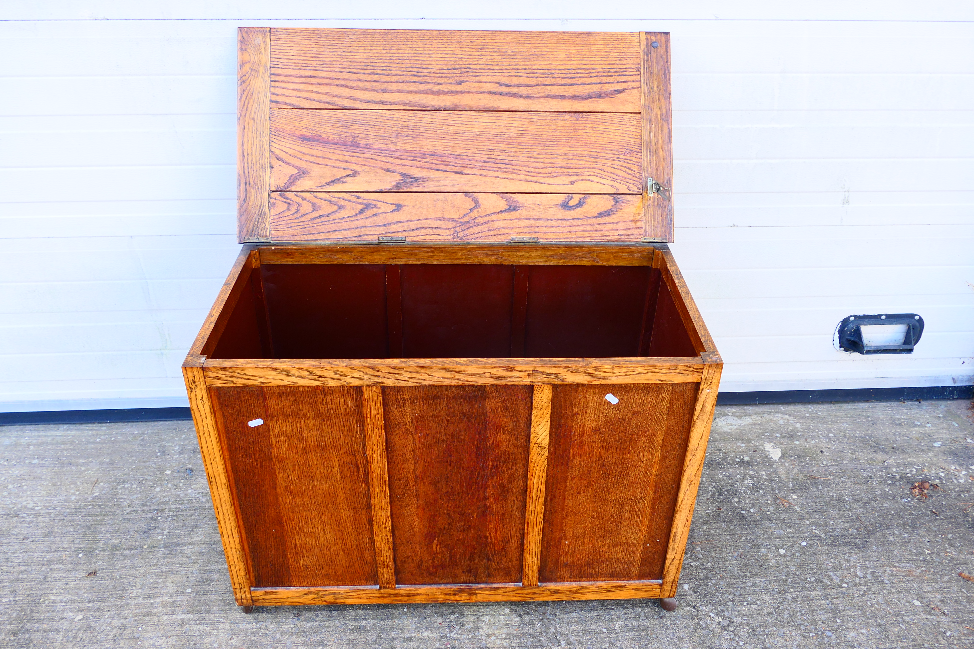 An oak blanket chest with three panel front and hinged top, approximately 68 cm x 95 cm x 47 cm. - Image 3 of 4