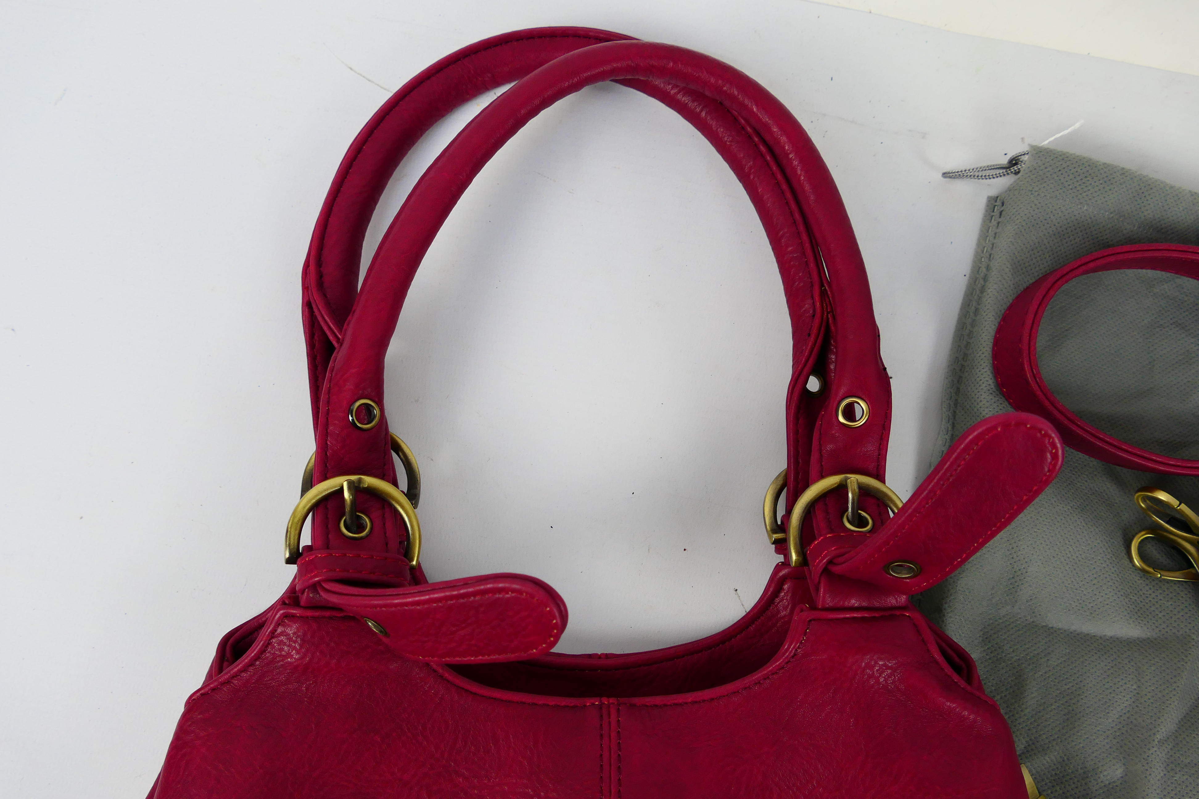 Mabel London - A Mabel London handbag in a shade of red. With two carry handles and shoulder strap. - Image 3 of 9