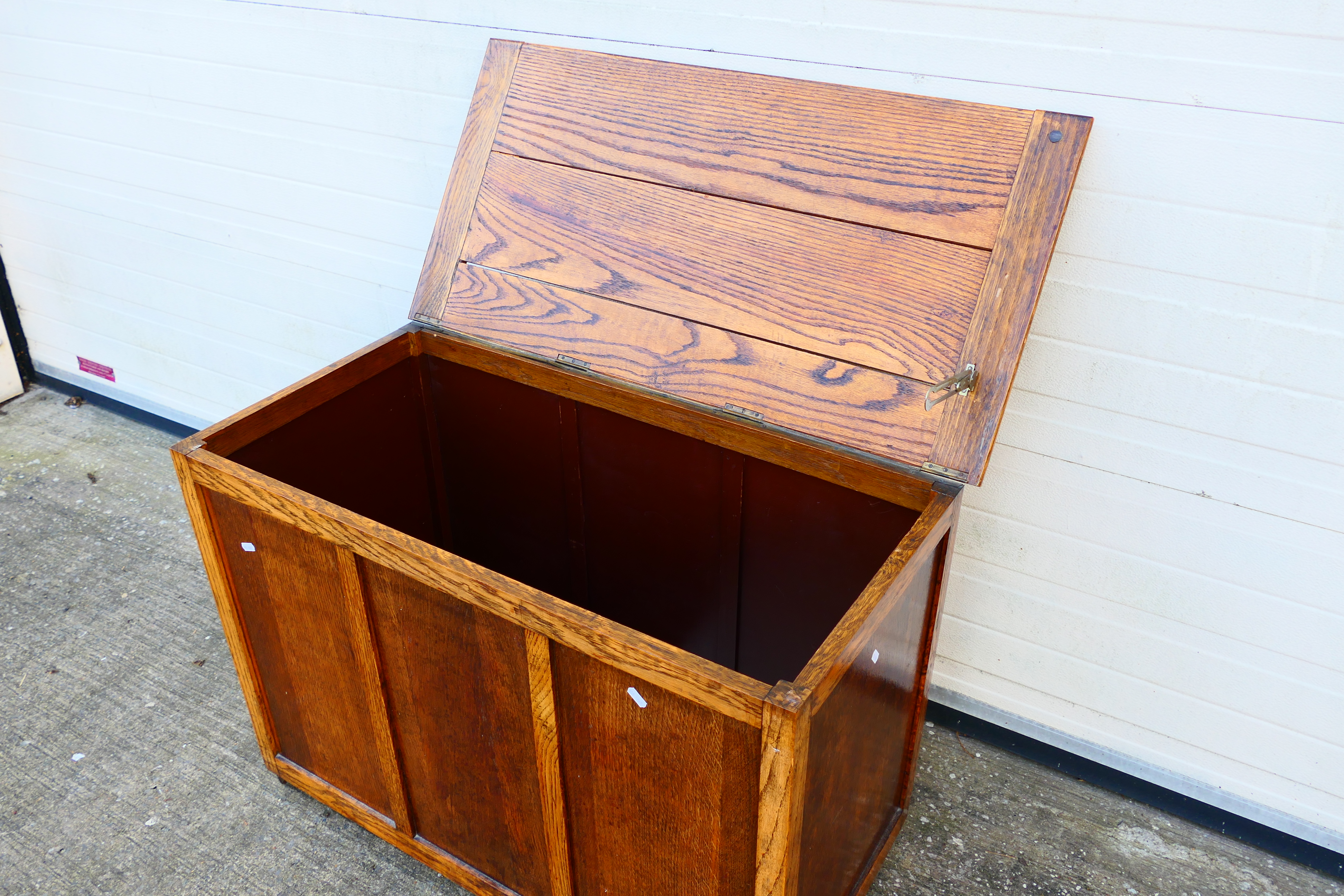 An oak blanket chest with three panel front and hinged top, approximately 68 cm x 95 cm x 47 cm. - Image 4 of 4