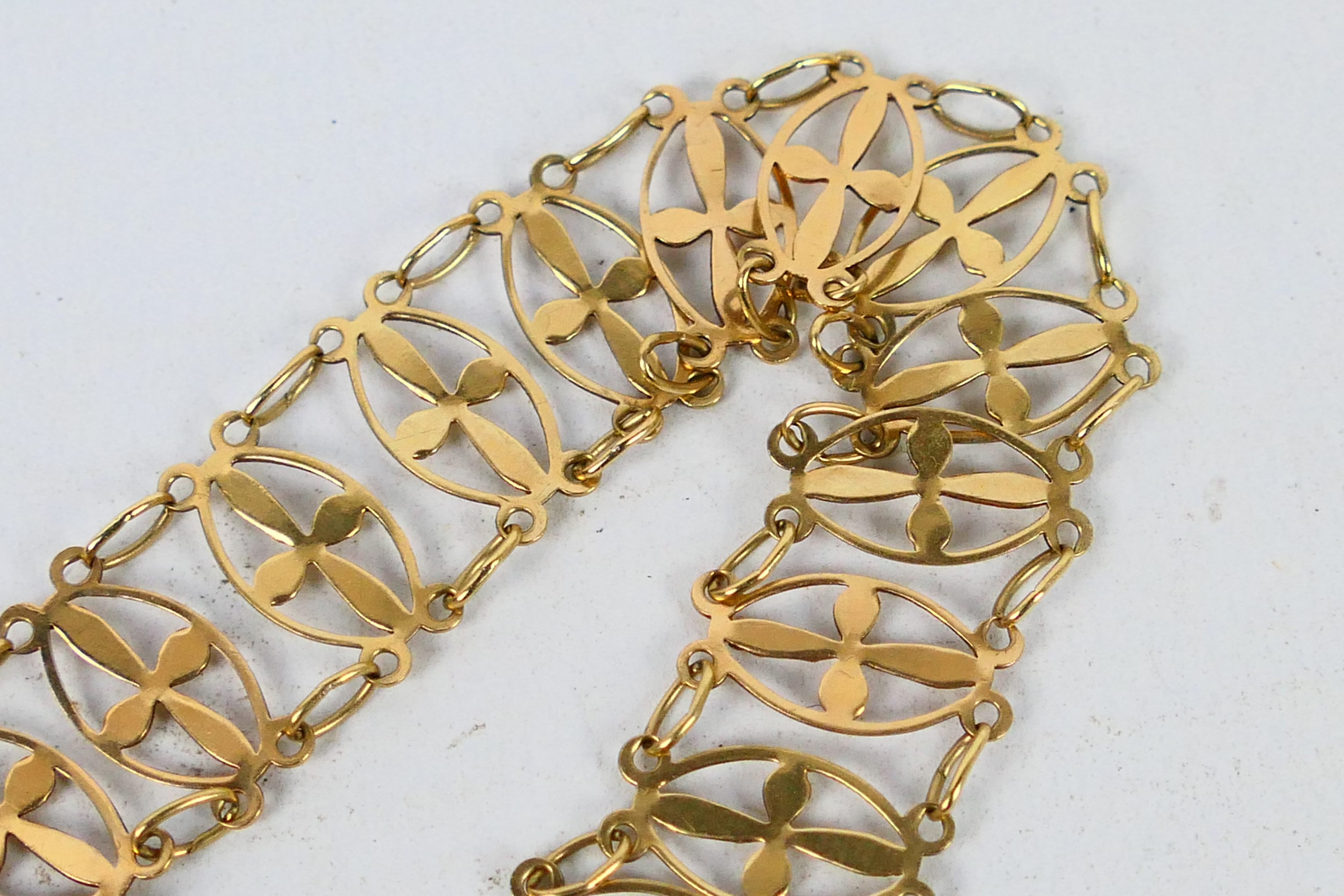 A 9ct yellow gold openwork bracelet, 19 cm (l) and a 9ct gold pendant, approximately 8.4 grams. - Image 3 of 4