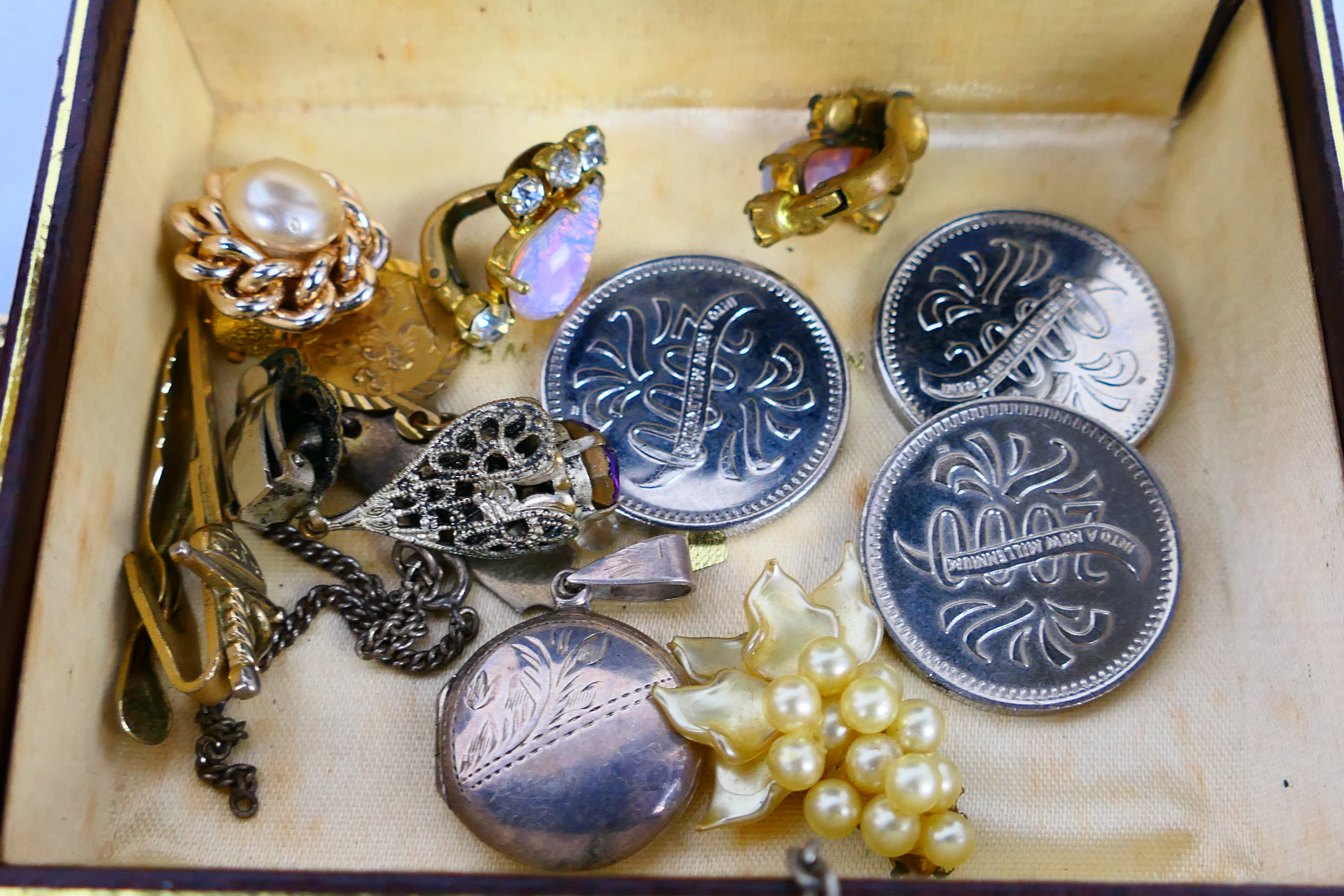 A collection of costume jewellery, some pieces stamped Silver. - Image 5 of 9