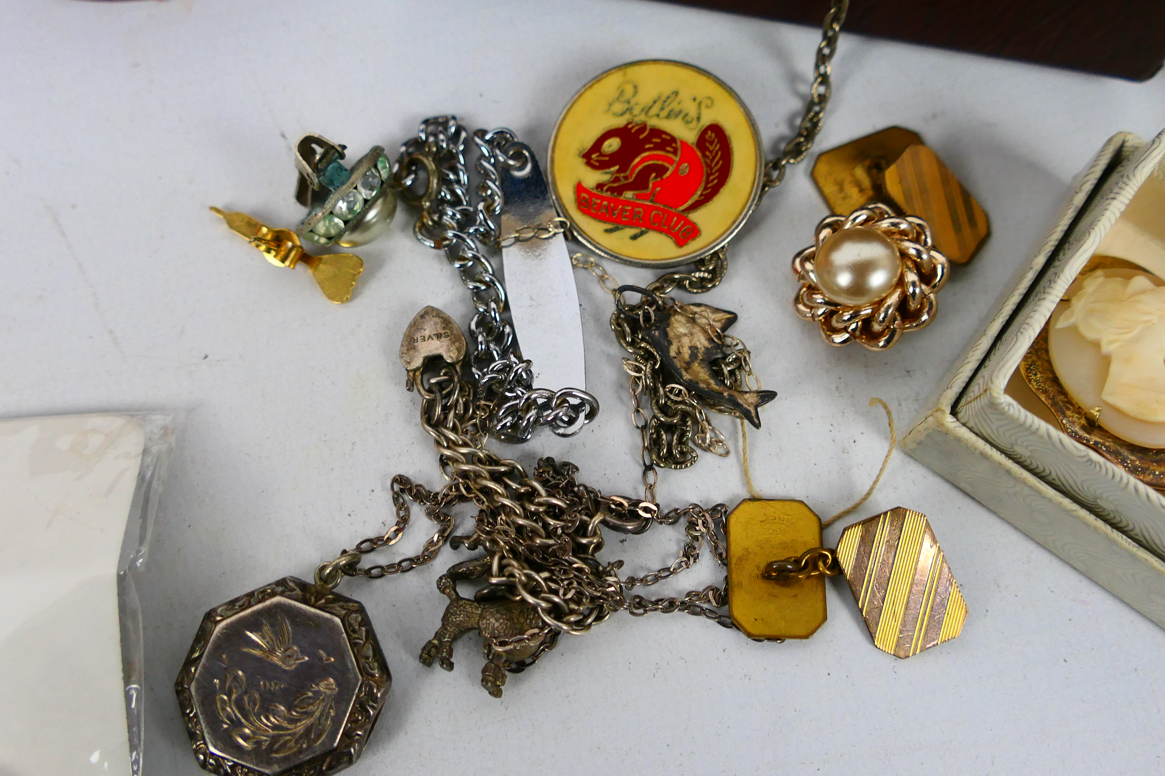 A collection of costume jewellery, some pieces stamped Silver. - Image 8 of 9