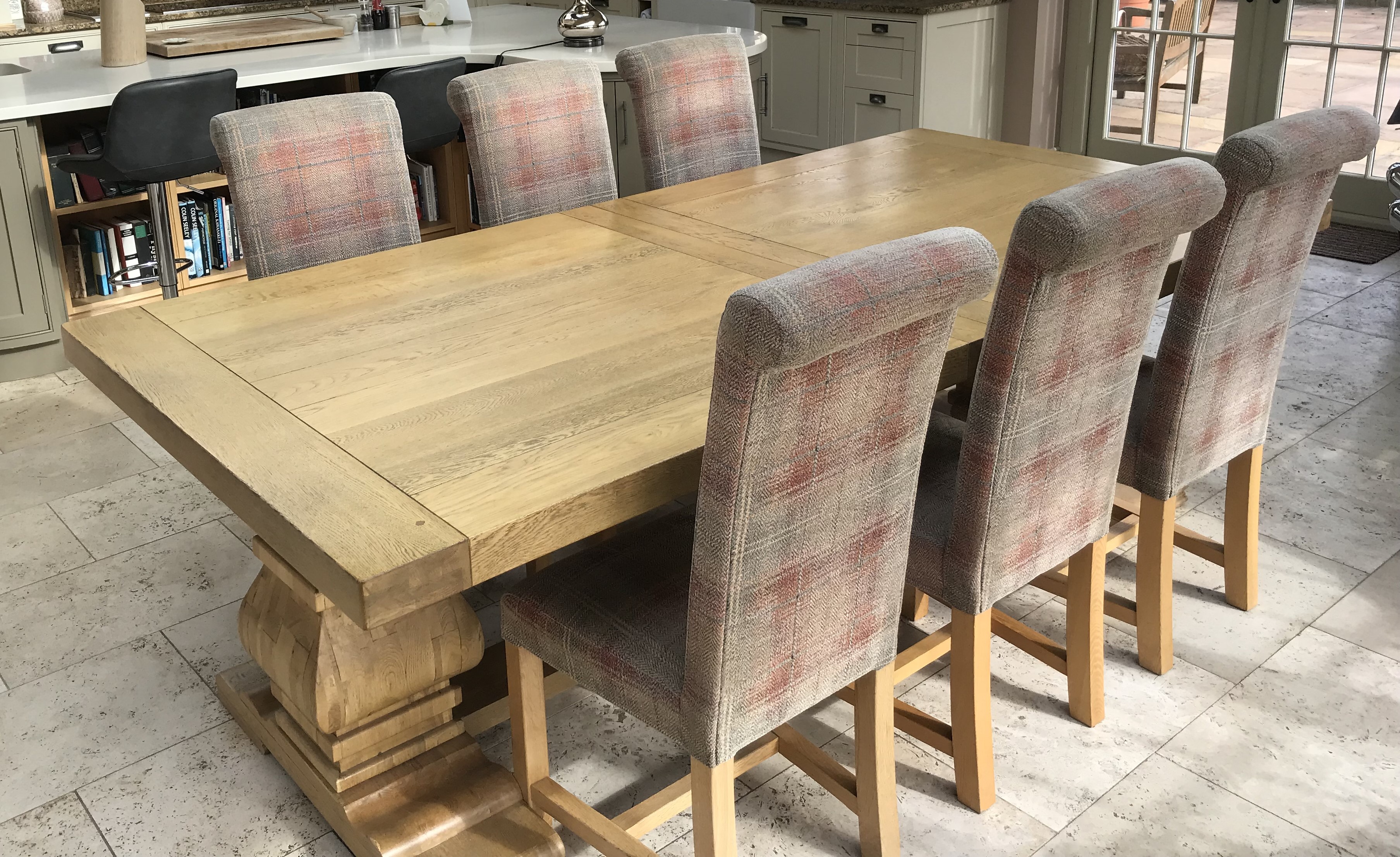 A good quality oak extending dining table and six chairs, - Image 3 of 10