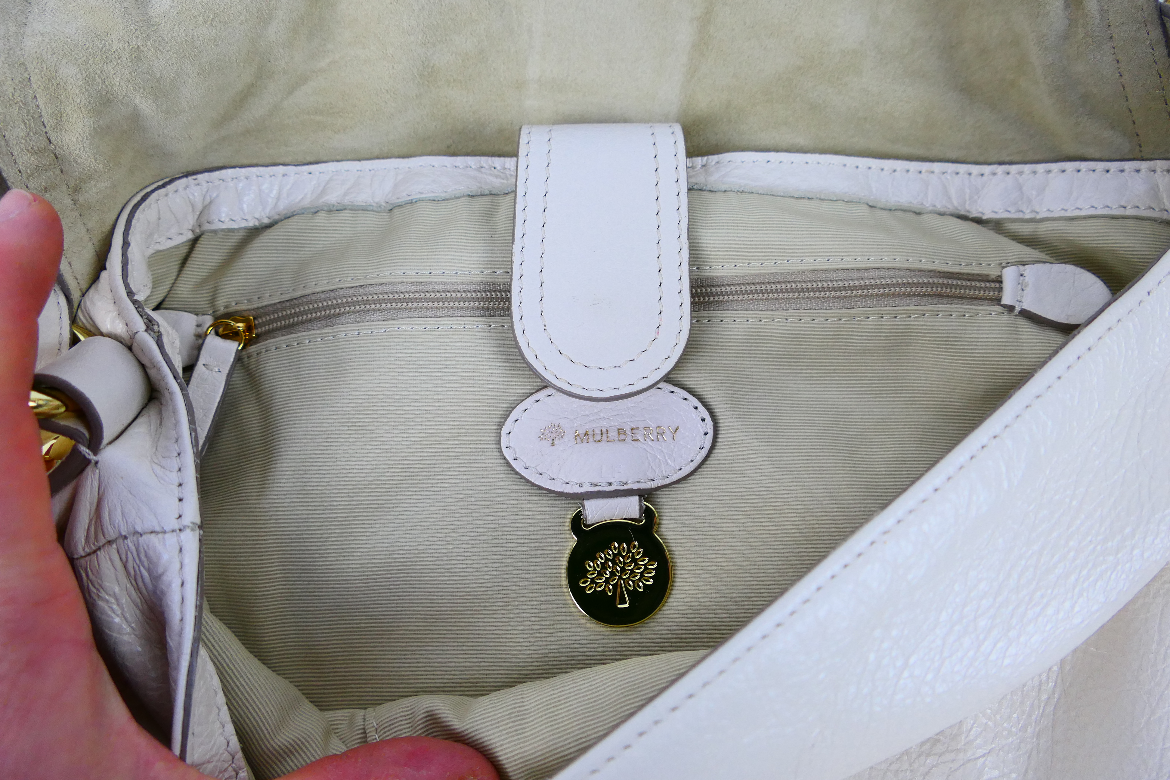 Mulberry - An ivory-coloured Mulberry leather handbag - Handbag has one interior zip pocket and one - Image 8 of 9