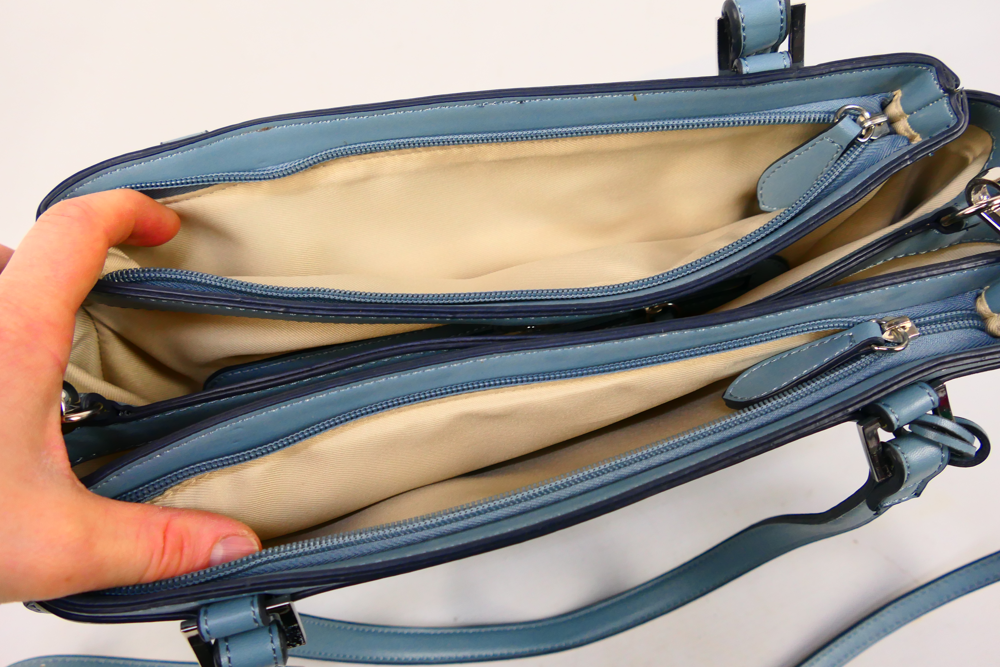Fiorelli - A light blue Fiorelli leather handbag with shoulder strap - Handbag has three inside zip - Image 5 of 6