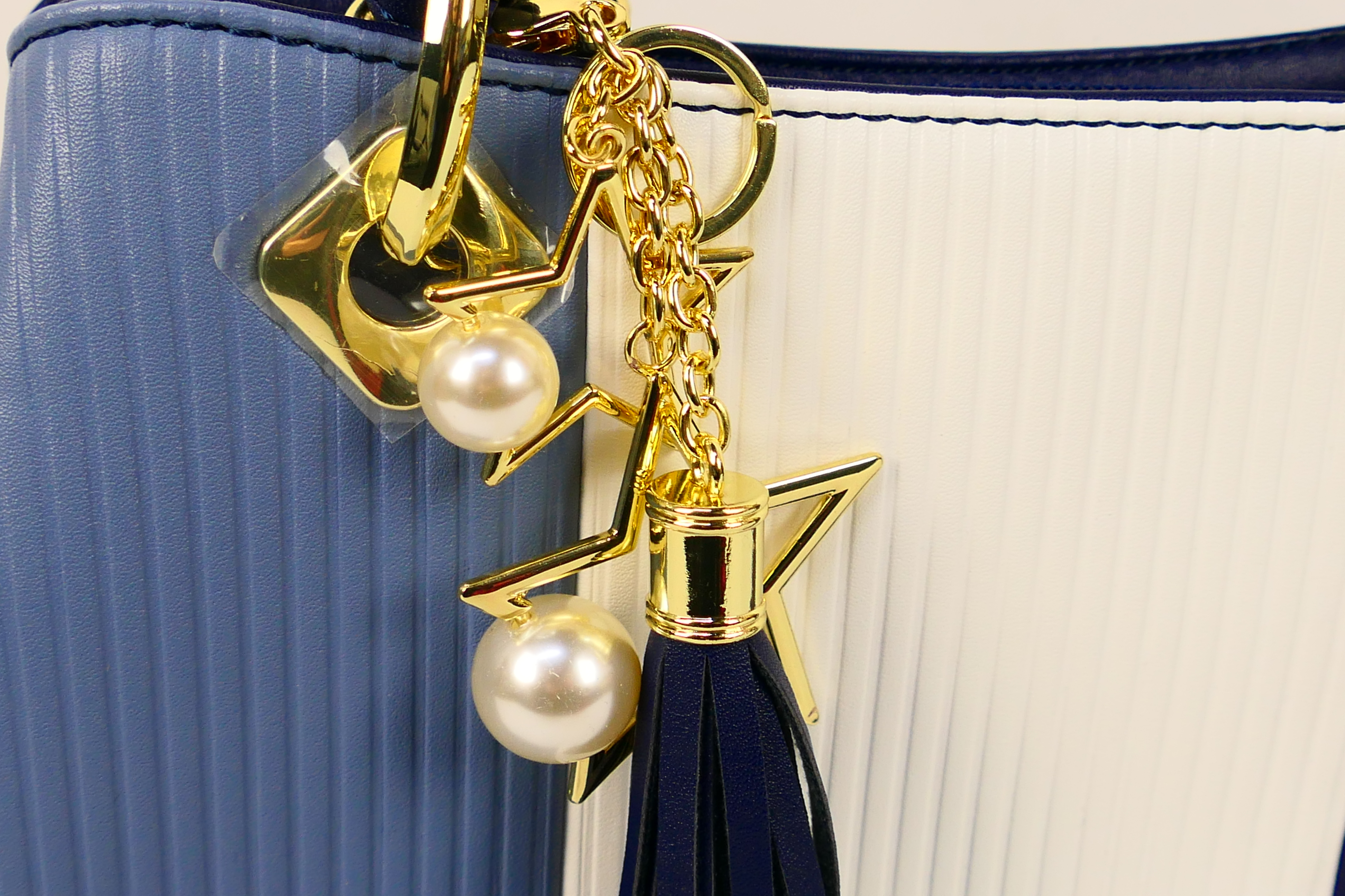 Pomelo Best - A Pomelo Best handbag in tones of blue and white. - Image 3 of 6
