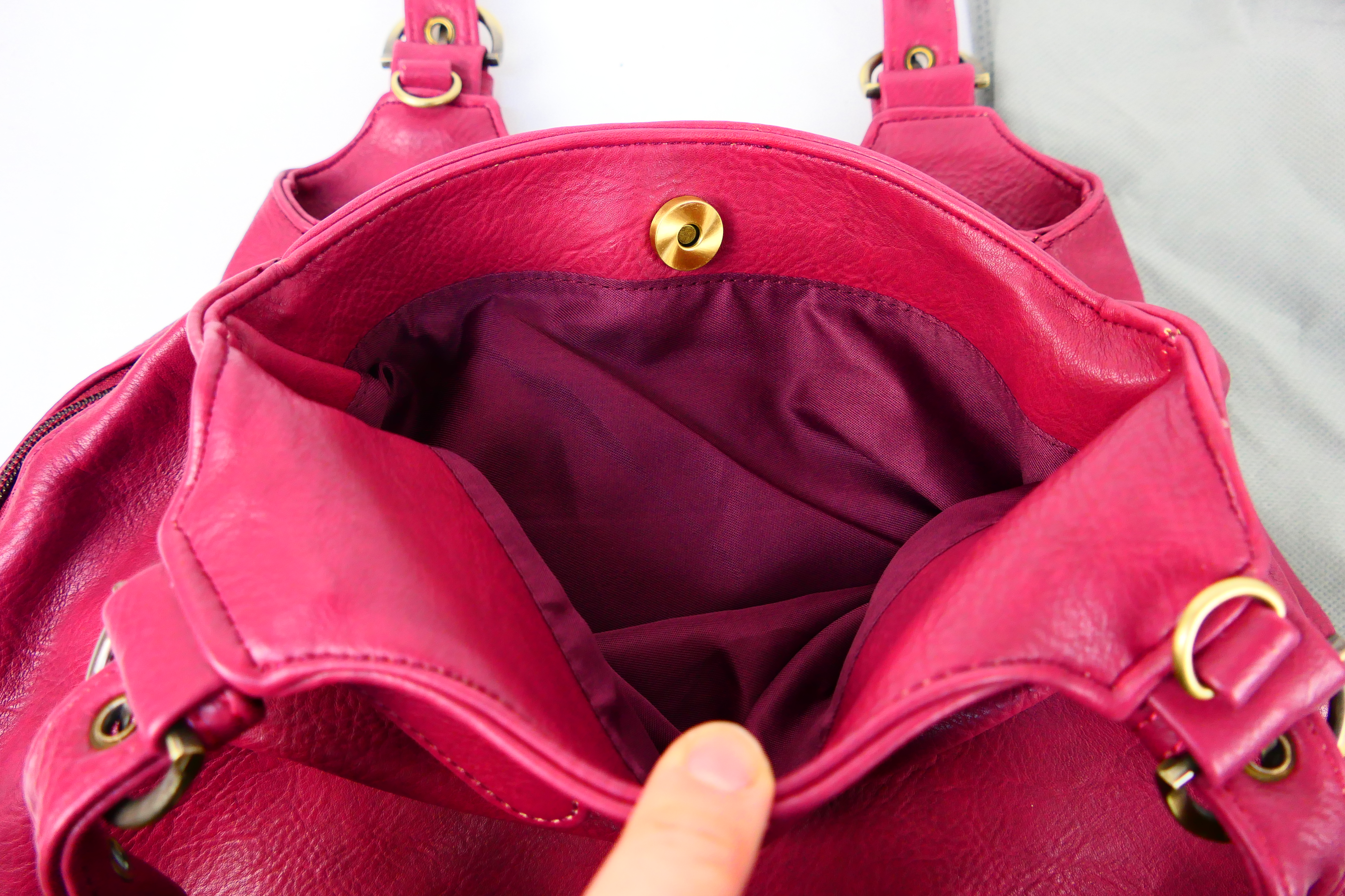 Mabel London - A Mabel London handbag in a shade of red. With two carry handles and shoulder strap. - Image 7 of 9