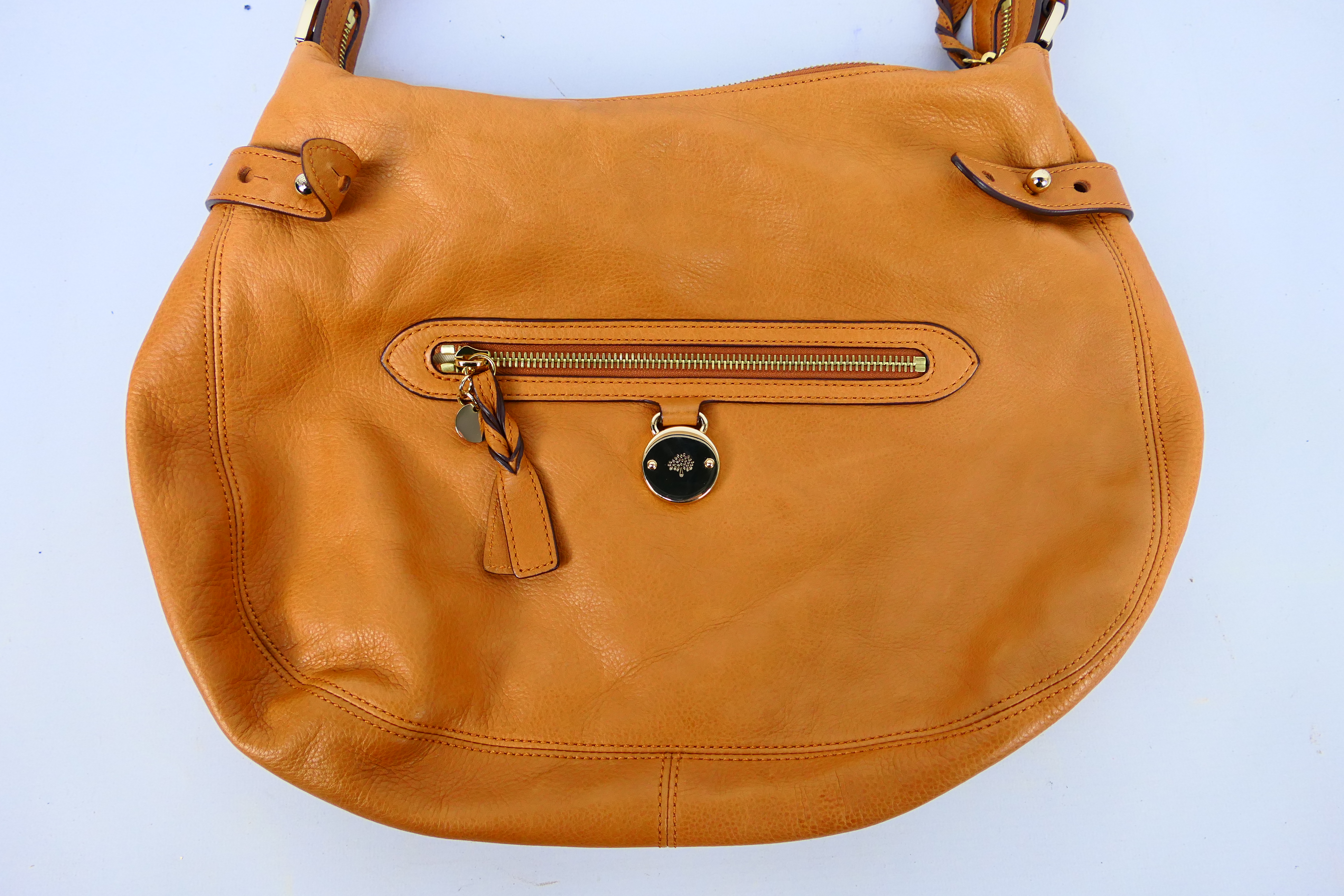 Mulberry - A chestnut Mulberry leather shoulder bag - Shoulder bag has one interior zip pocket and - Image 2 of 8