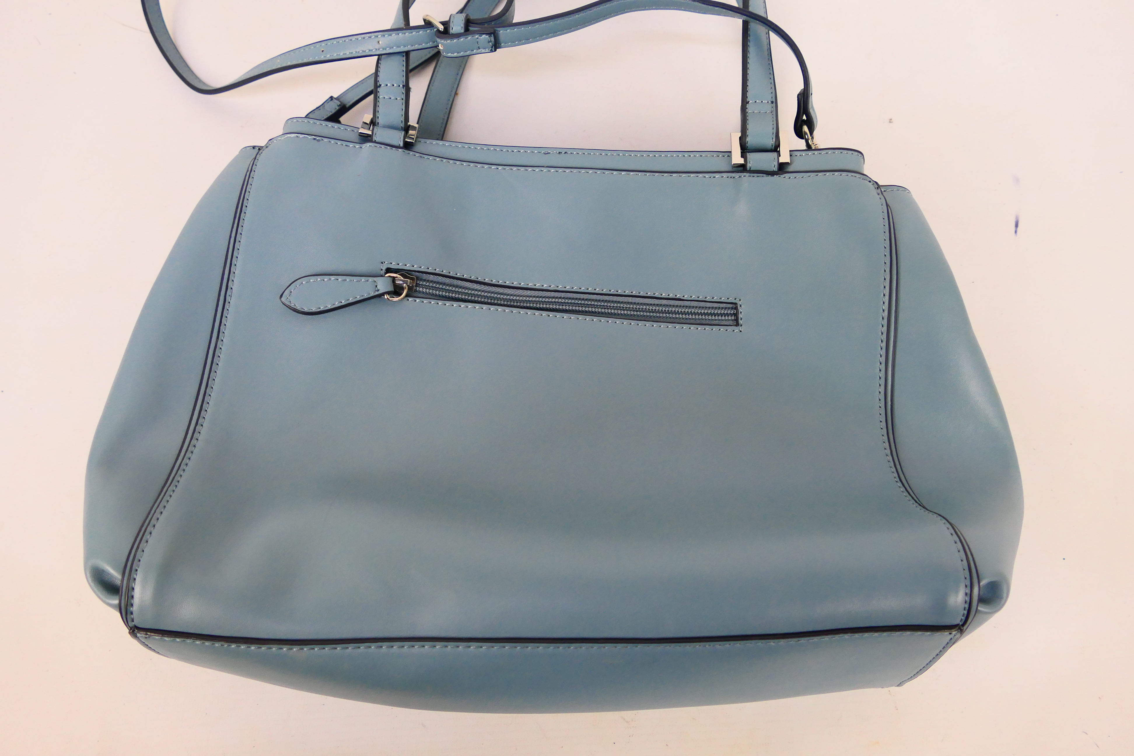 Fiorelli - A light blue Fiorelli leather handbag with shoulder strap - Handbag has three inside zip - Image 4 of 6